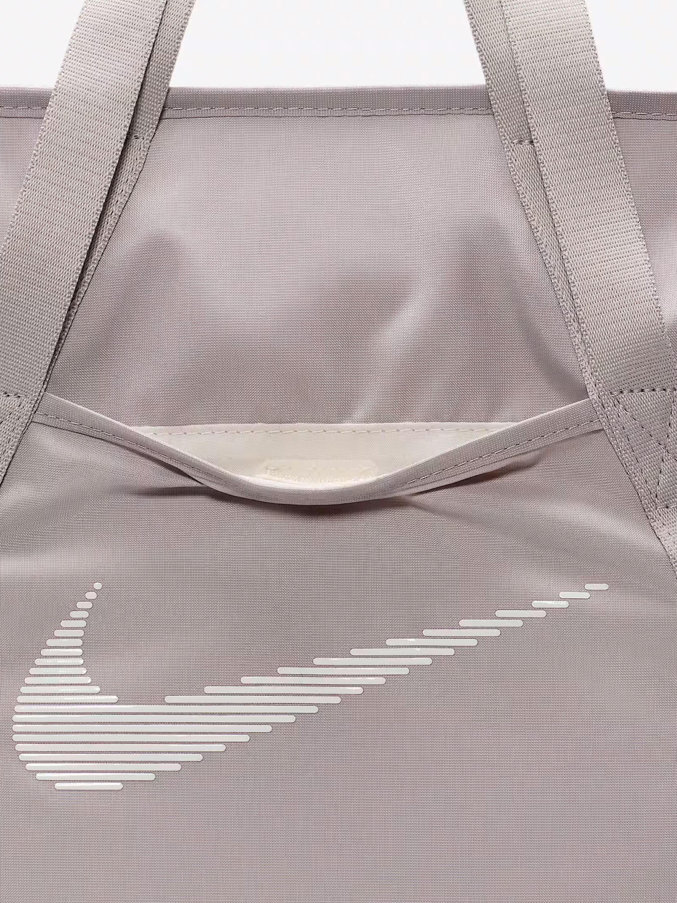 Сумки NIKE GYM TOTE 28L модель DR7217-009 Сумки NIKE GYM TOTE 28L модель DR7217-009 Фото