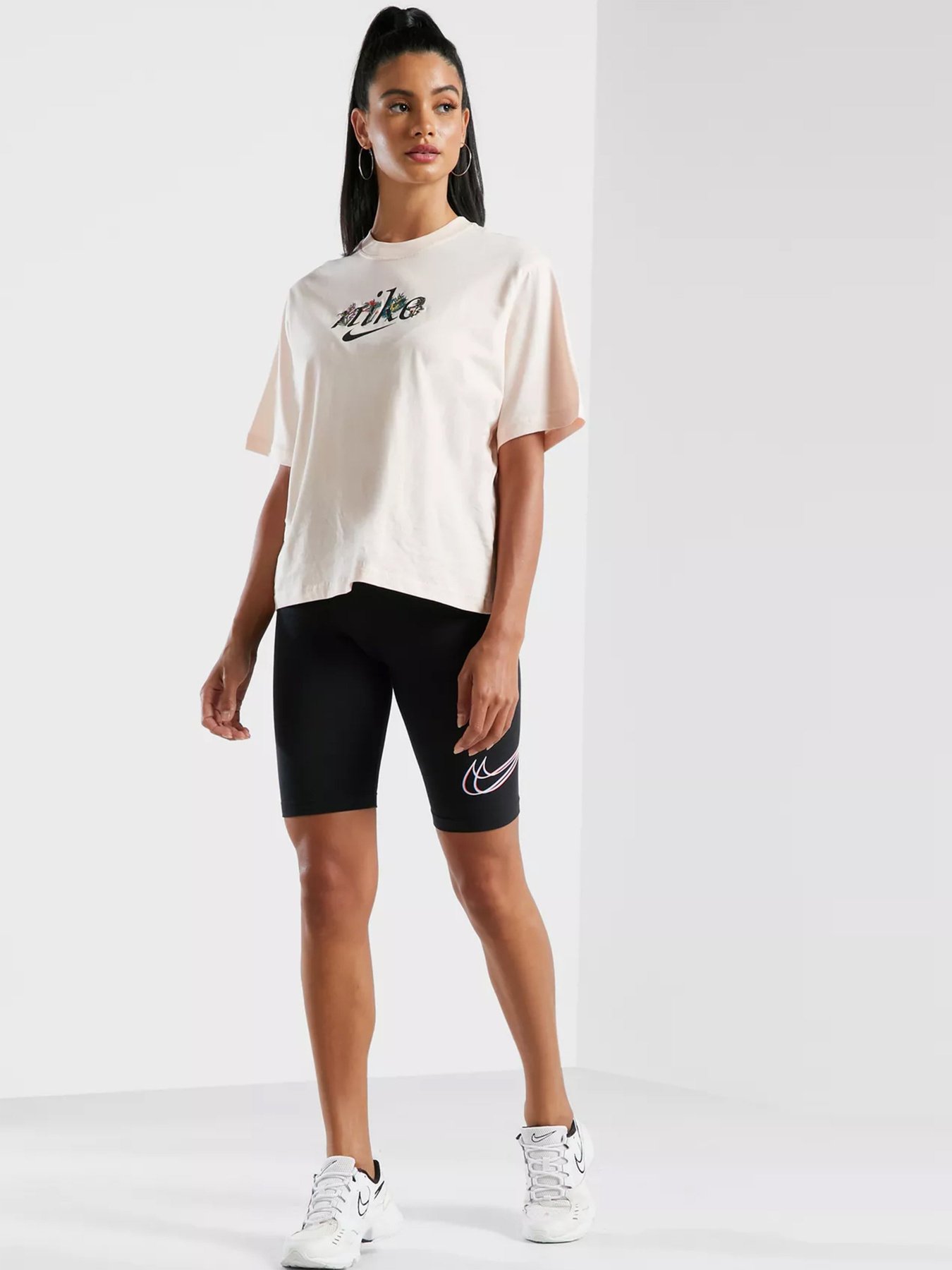 Шорты NIKE Sportswear Essential модель DJ4132-010 Фото