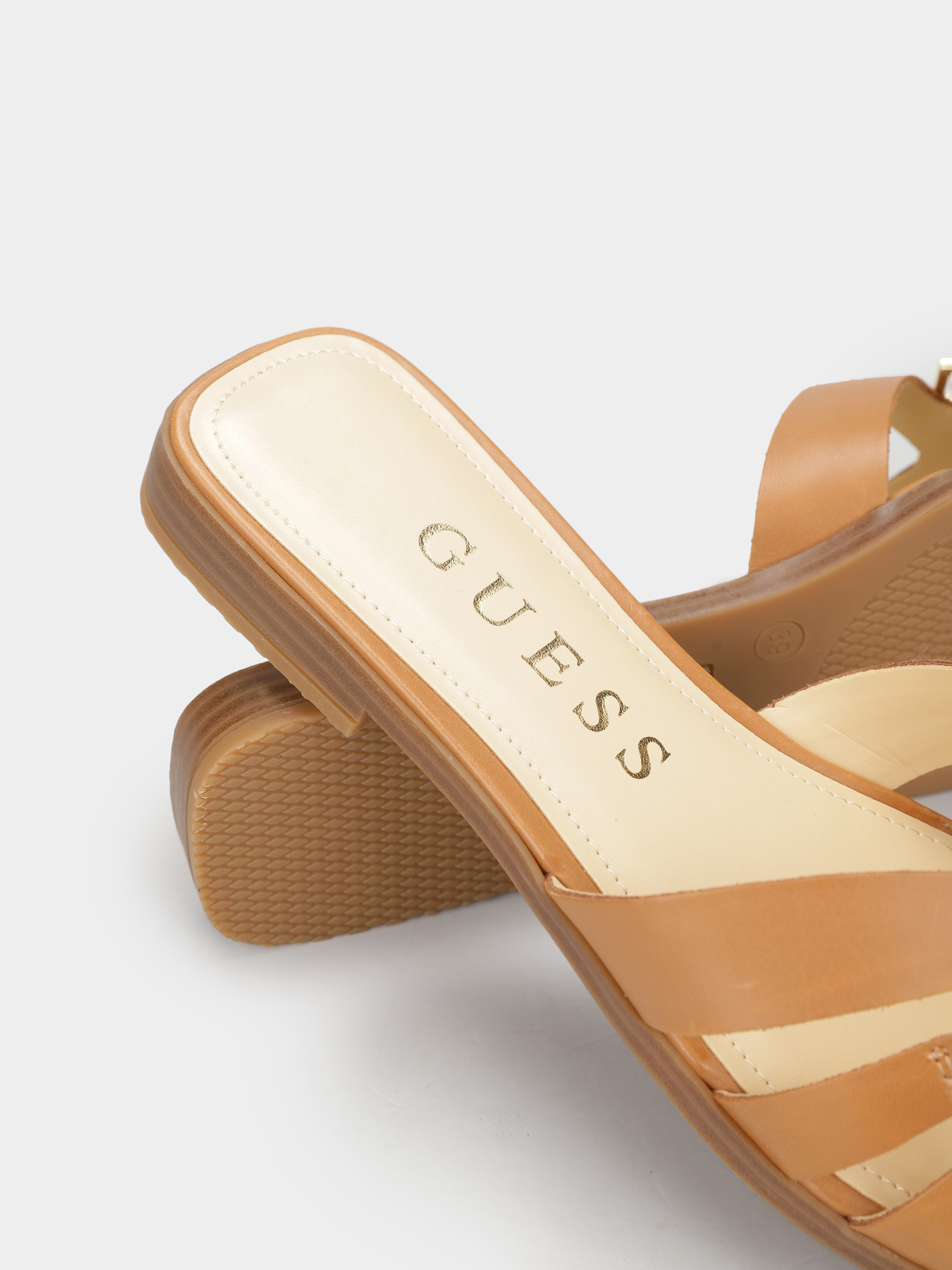 Шльопанці GUESS Realla модель FLJRLL.LEA19;TAN Фото
