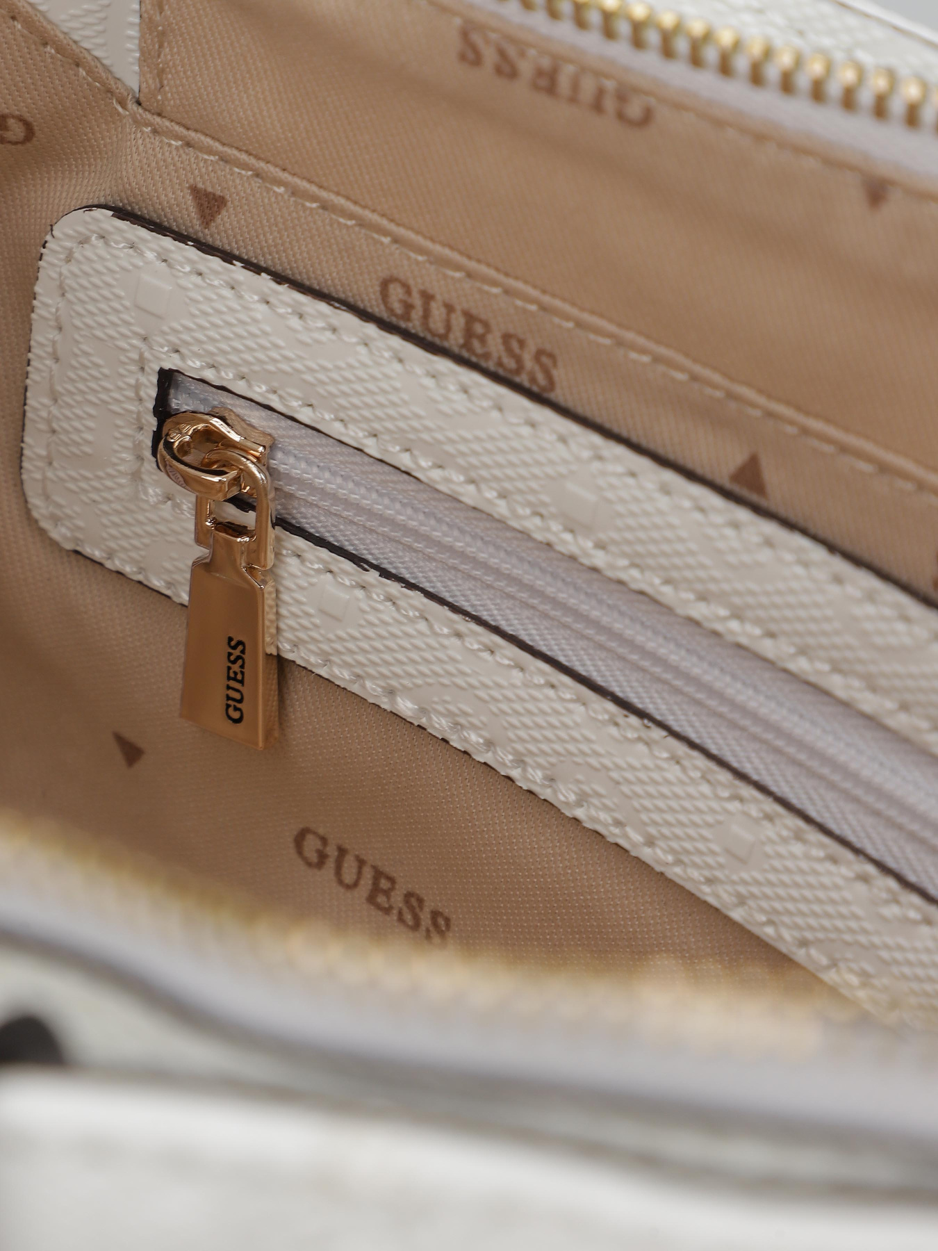 Сумки GUESS Adi модель HWGG93.06120;WHI Сумки GUESS Adi модель HWGG93.06120;WHI Фото