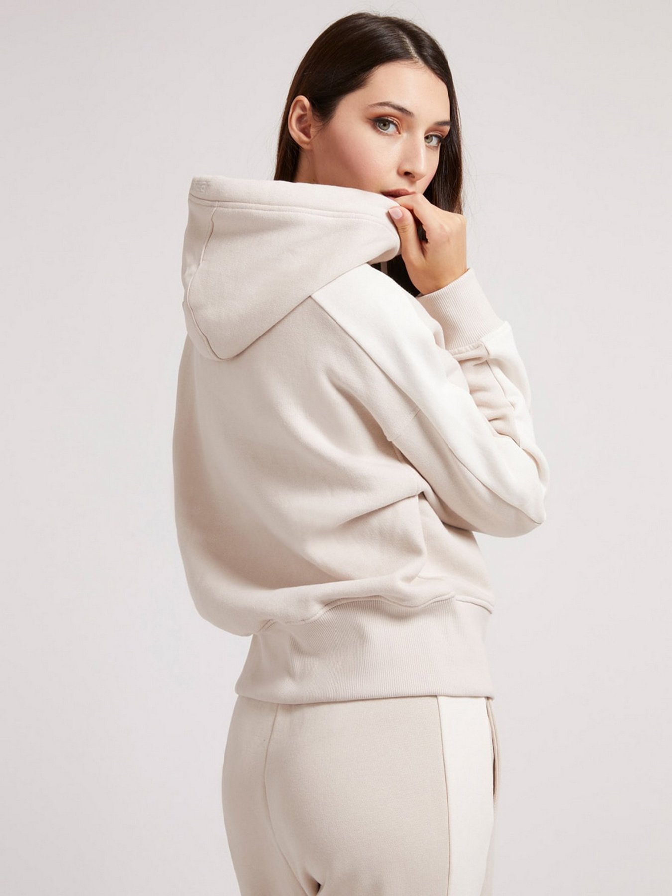 Худі та світшоти GUESS модель O1BA26.K9V31;G1DE Худі та світшоти GUESS модель O1BA26.K9V31;G1DE Фото