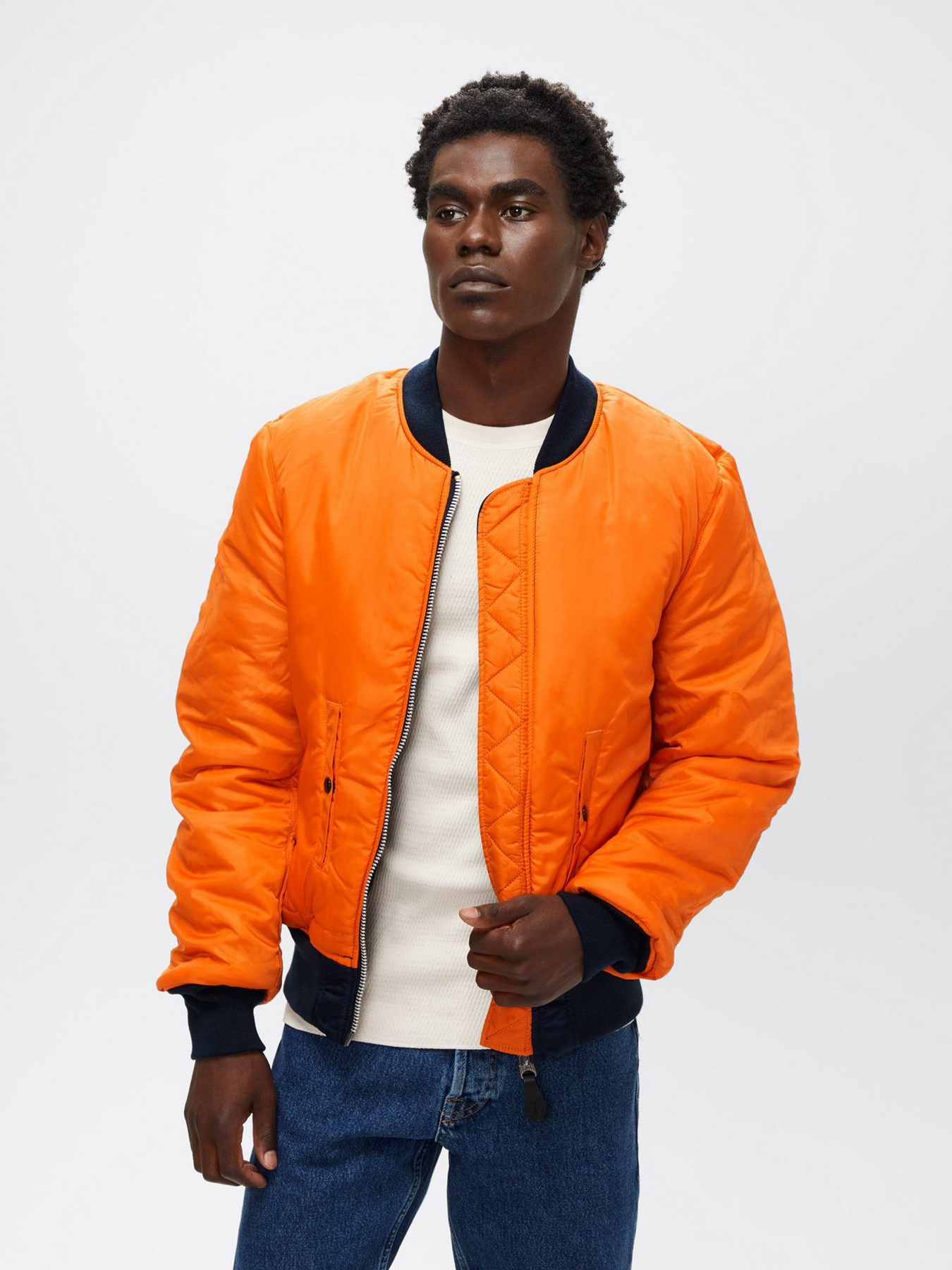 Куртки та дублянки Alpha Industries МА-1 SLIM FIT  модель MJM44530C1_410 Фото