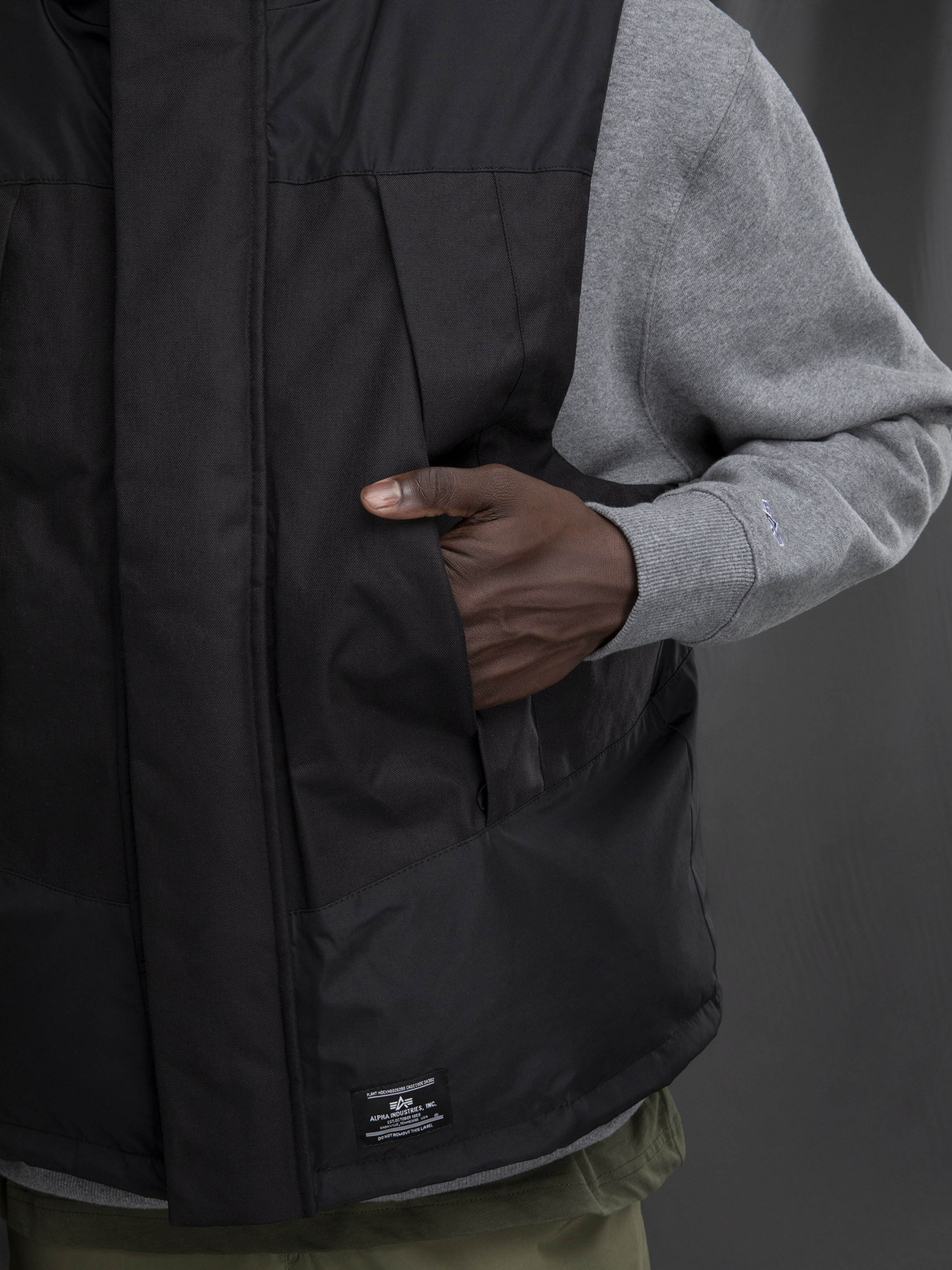 Куртки та дублянки Alpha Industries PCU MOD VEST модель MJU53500C1_001 Куртки та дублянки Alpha Industries PCU MOD VEST модель MJU53500C1_001 Фото