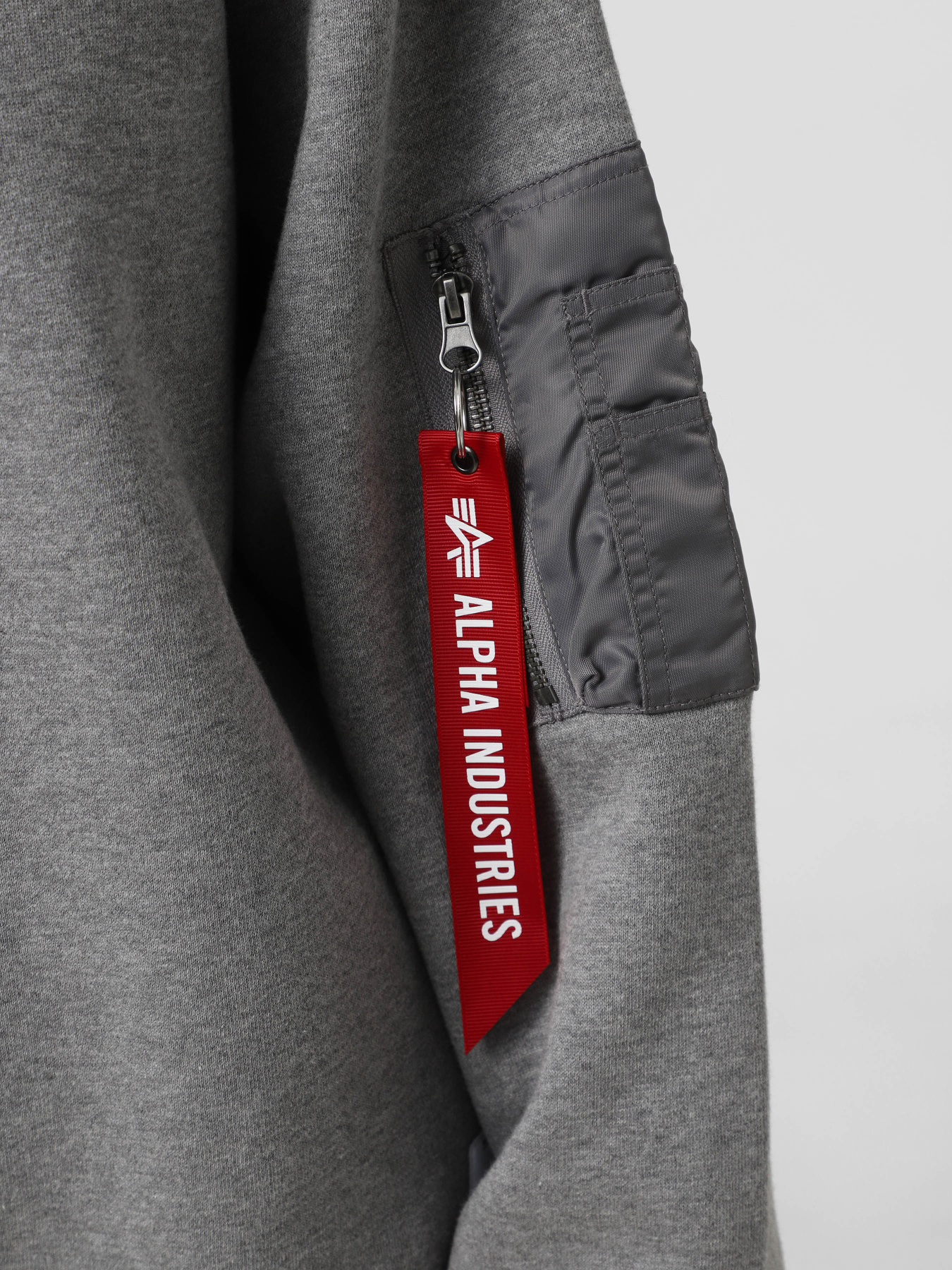 Худи и свитшоты Alpha Industries UTILITY POCKET CREWNECK модель USU55501C1_063 Худи и свитшоты Alpha Industries UTILITY POCKET CREWNECK модель USU55501C1_063 Фото