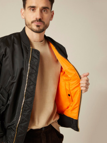 Куртки та дублянки Alpha Industries Ma-1 модель MJM21000C1_001 Фото
