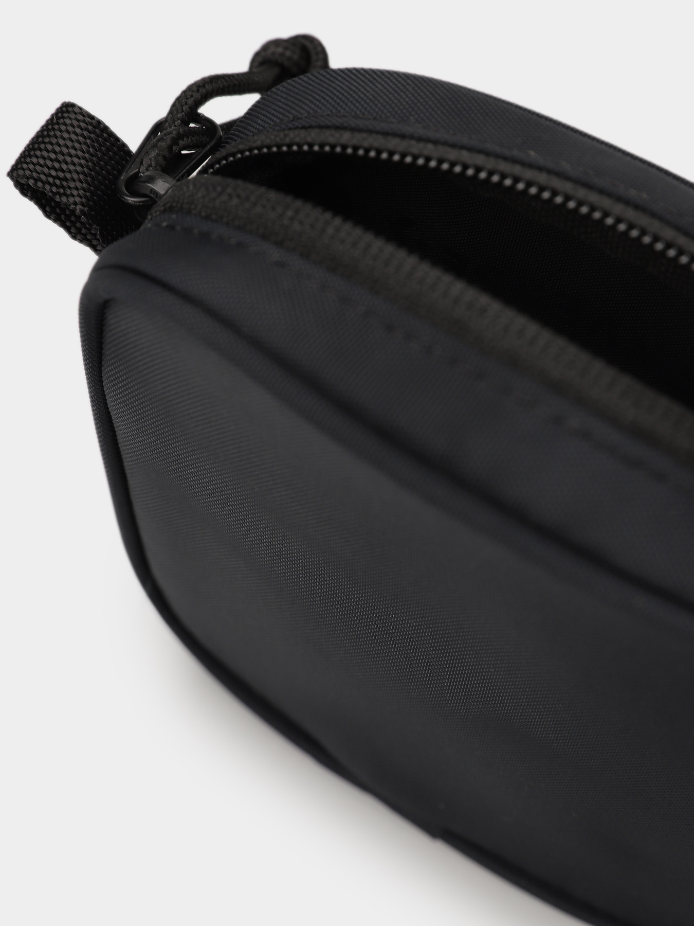Сумки CONVERSE FLOATING POCKET POUCH модель 10027679-001 Сумки CONVERSE FLOATING POCKET POUCH модель 10027679-001 Фото