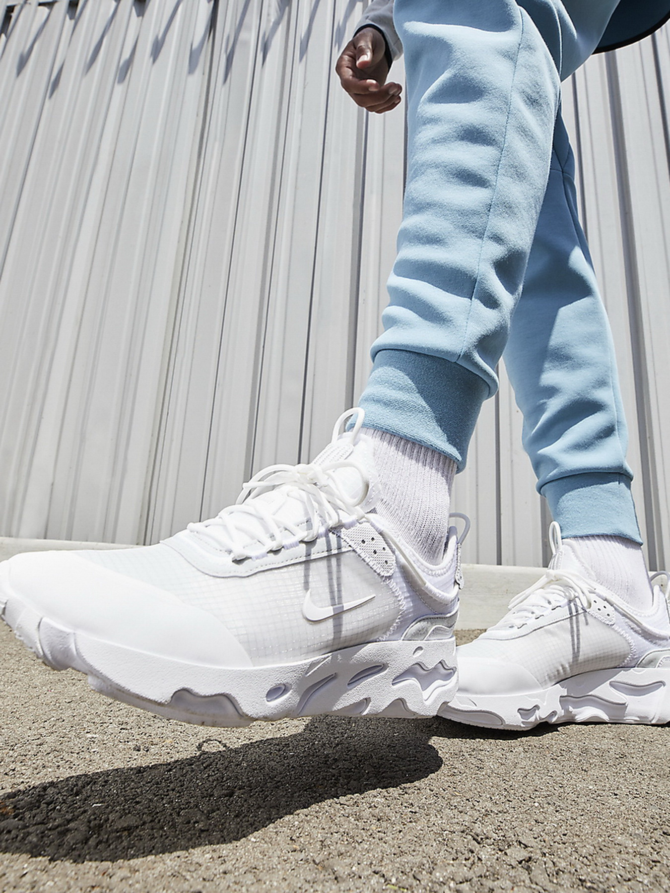 Кроссовки NIKE React Live модель CV1772-101 Фото