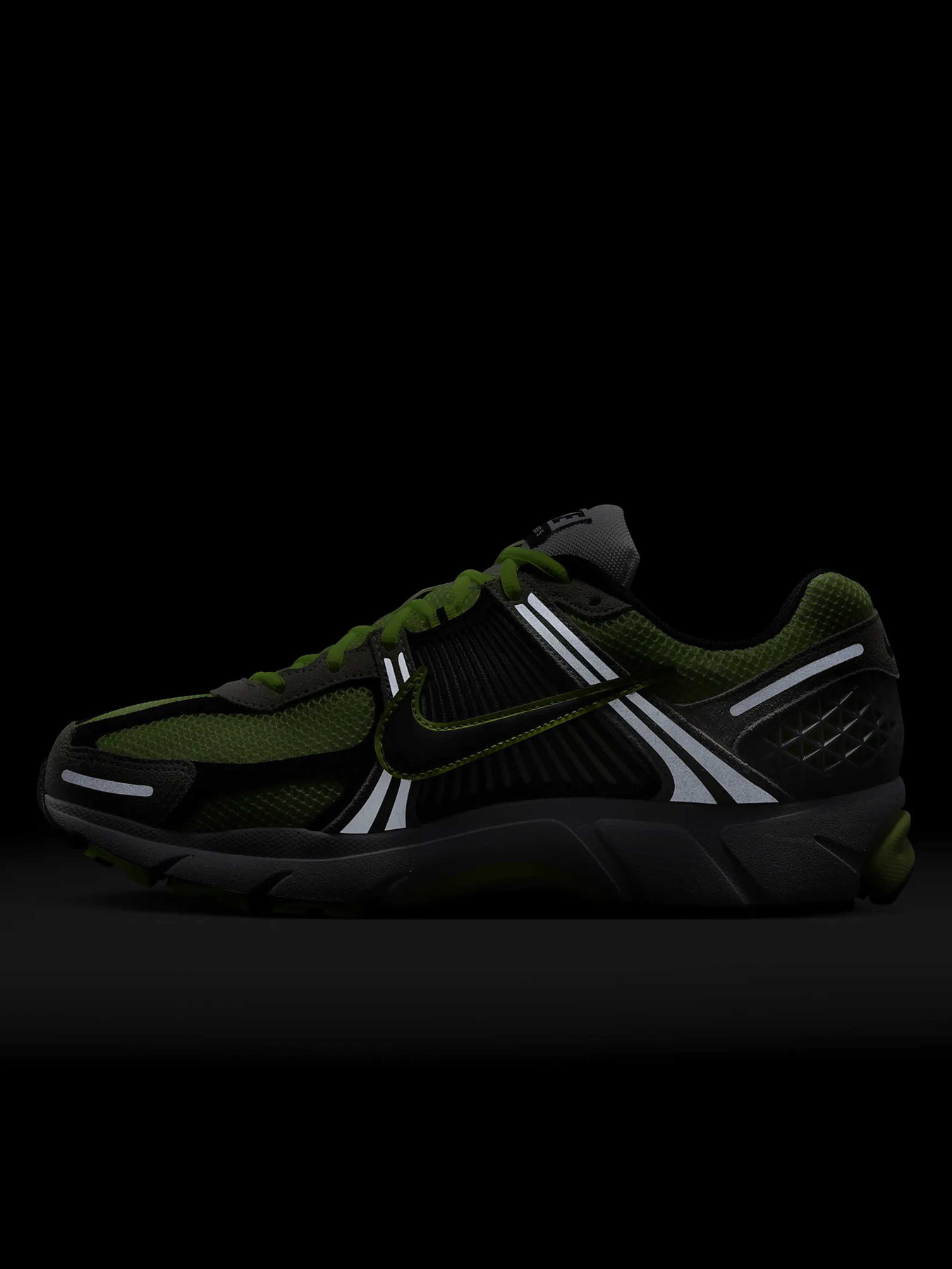 Кроссовки NIKE ZOOM VOMERO 5 модель FB9149-701 Фото