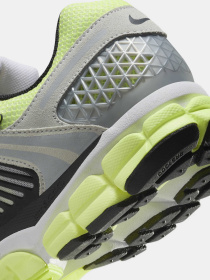 Кроссовки NIKE ZOOM VOMERO 5 модель FB9149-701 Фото