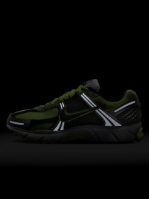 Кроссовки NIKE ZOOM VOMERO 5 модель FB9149-701 Фото