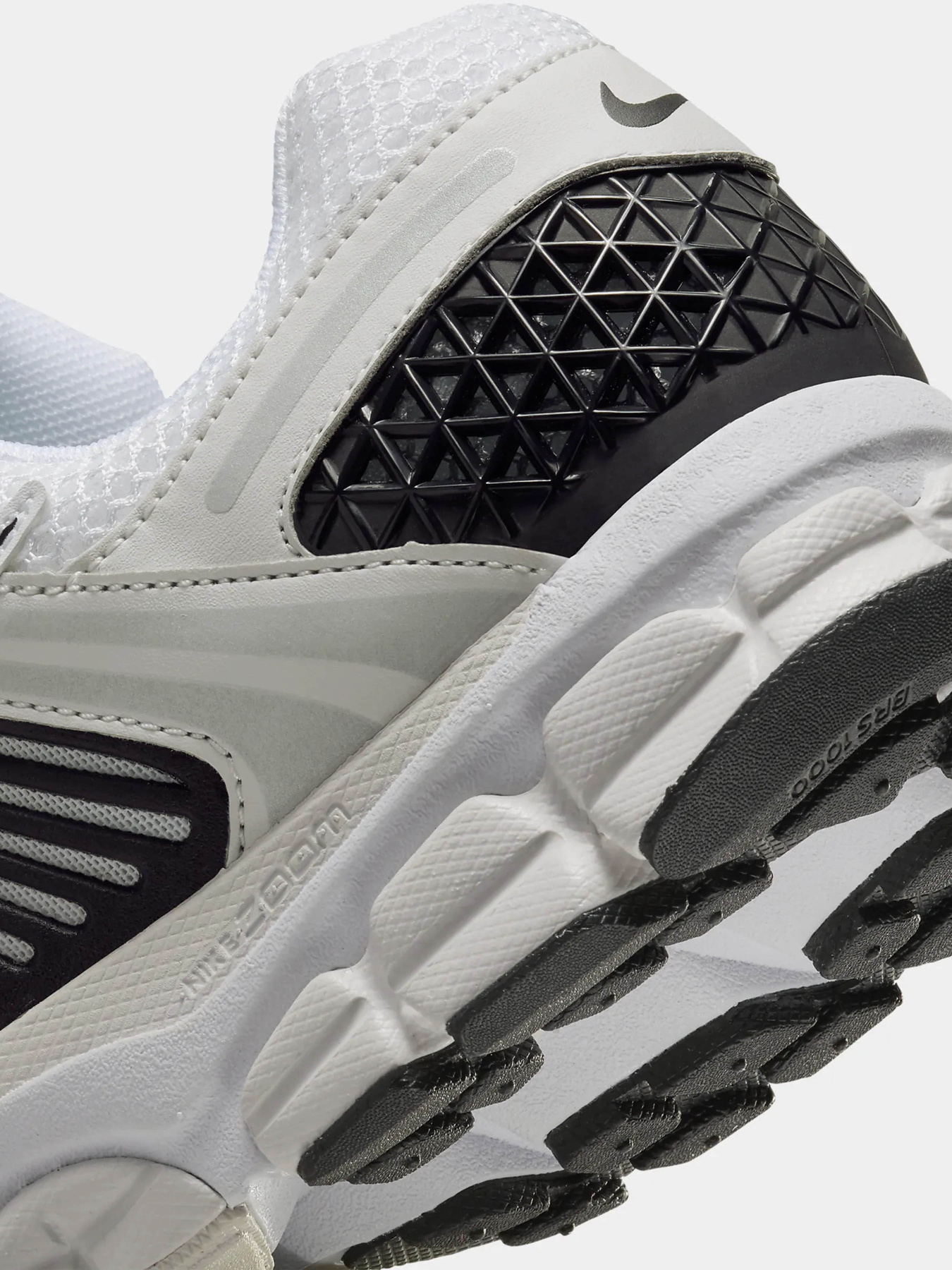Кросівки NIKE ZOOM VOMERO 5 модель FB9149-101 Фото