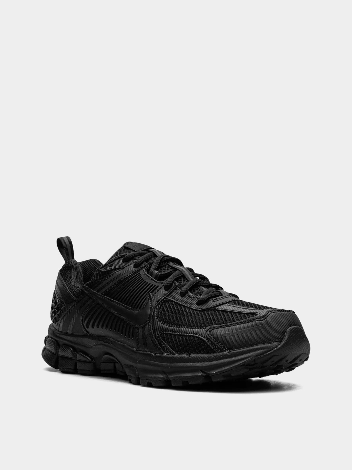 Кросівки NIKE VOMERO 5 модель HF6998-001 Фото