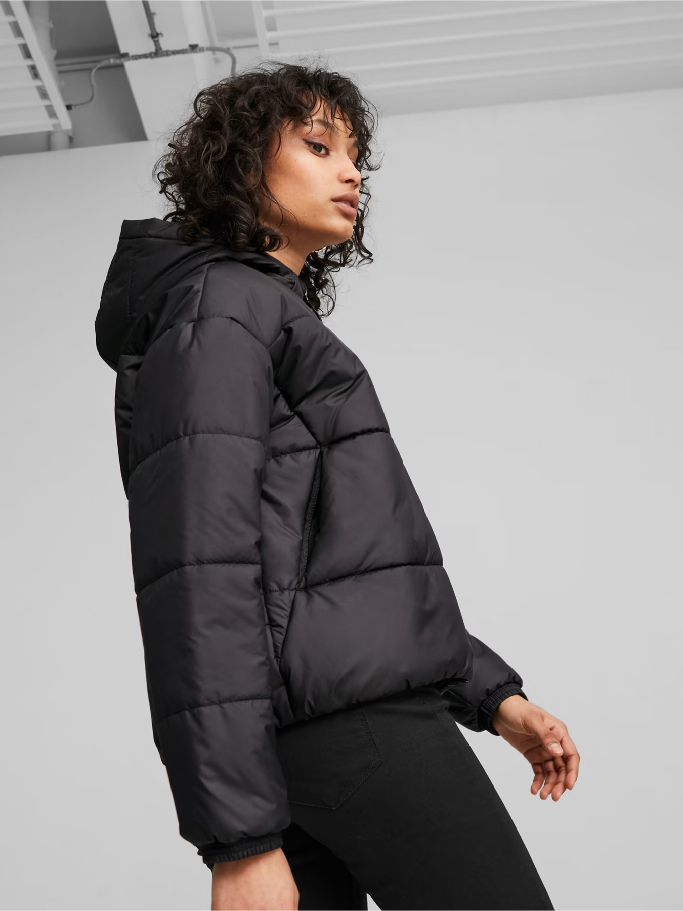 Куртки та дублянки PUMA Classics Padded модель 62169201 Фото