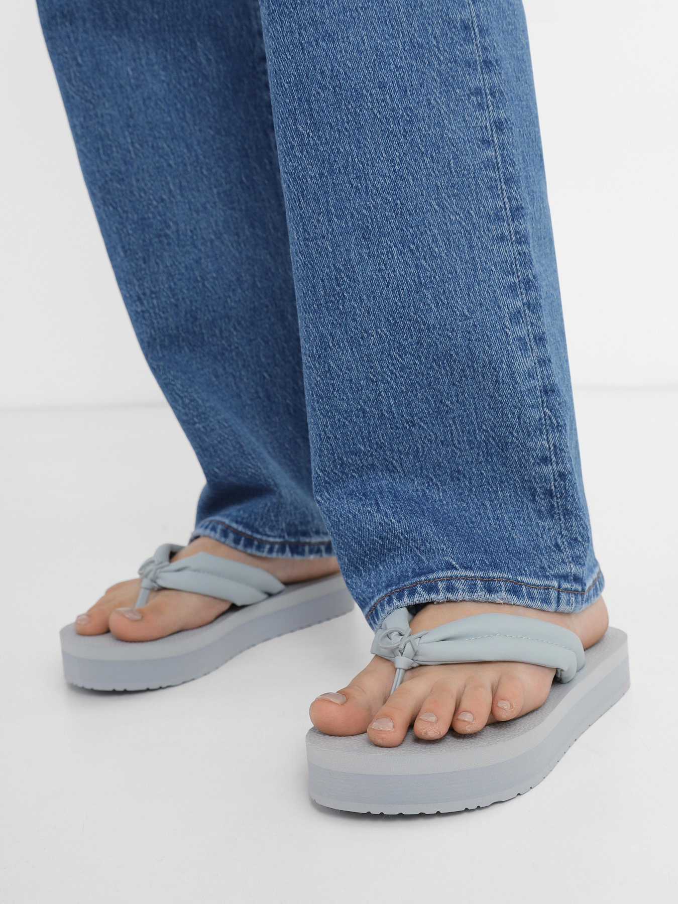 Шлёпанцы Calvin Klein Flatform Flip Flop W/Hw модель HW0HW01503-DYI Шлёпанцы Calvin Klein Flatform Flip Flop W/Hw модель HW0HW01503-DYI Фото