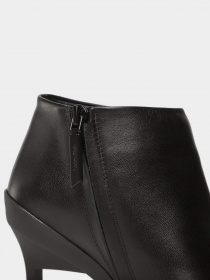 Черевики та чоботи Calvin Klein Wrap Stiletto Ankle Boot 90Hh модель HW0HW01600-BEH Фото