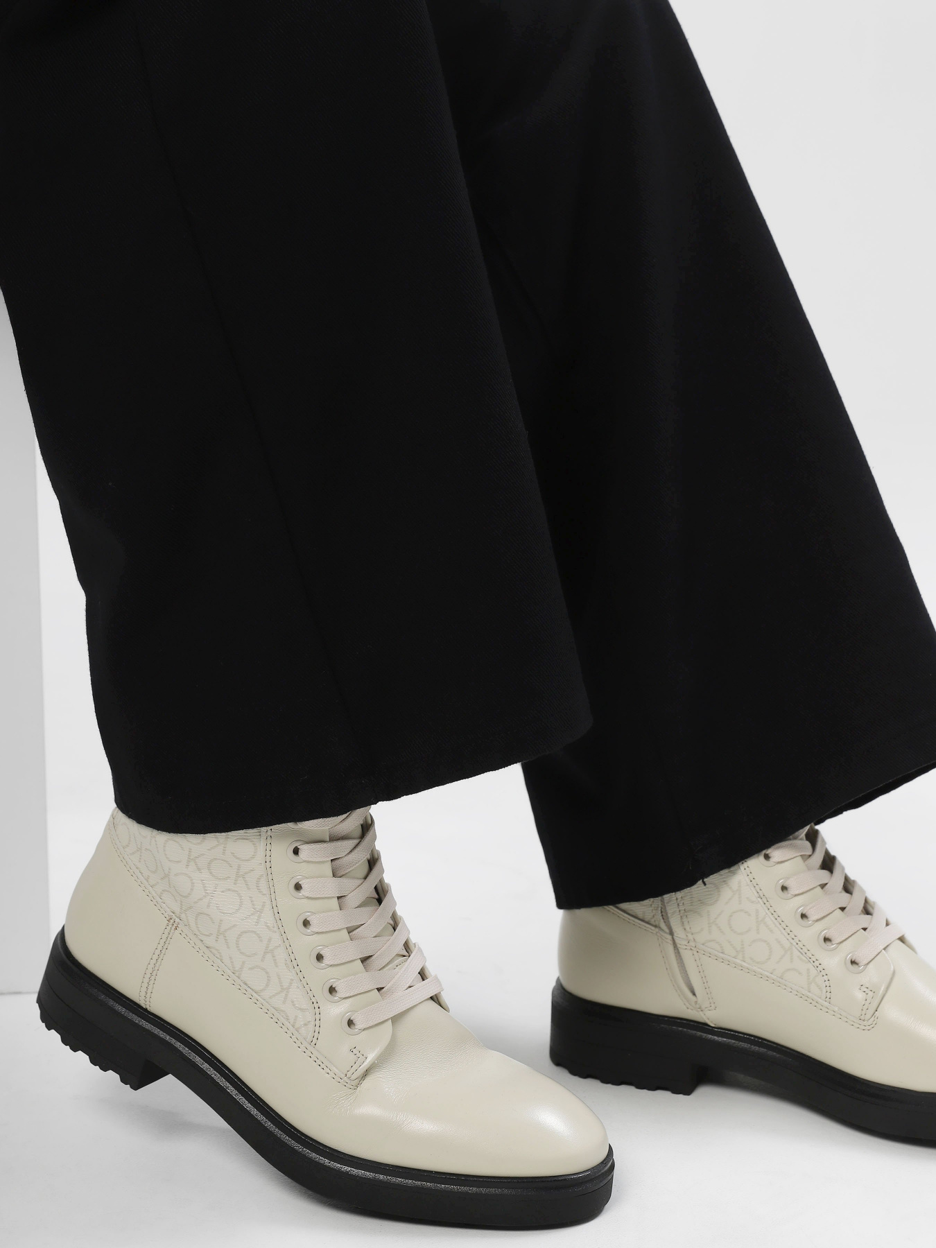 Черевики та чоботи Calvin Klein Cleat Combat Boot - Epi Mono Mix модель HW0HW01713-ACG Фото