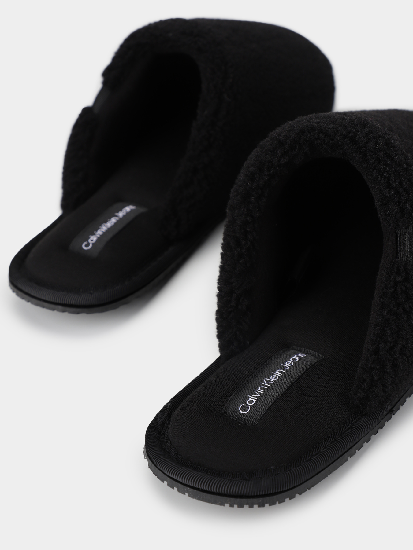 Тапки Calvin Klein Faux Shearling Slippers модель YW0YW01148-0GX Тапки Calvin Klein Faux Shearling Slippers модель YW0YW01148-0GX Фото