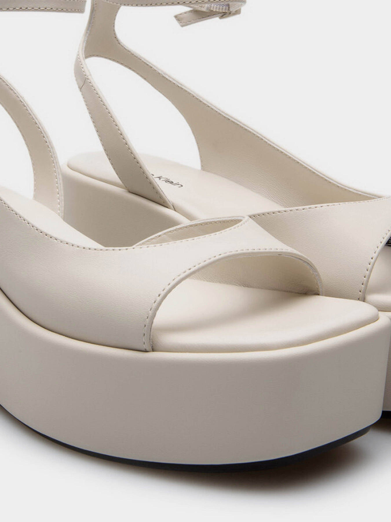Босоніжки Calvin Klein Wedge Peep Toe Sandal 30 Lth модель HW0HW01950-ACG Босоніжки Calvin Klein Wedge Peep Toe Sandal 30 Lth модель HW0HW01950-ACG Фото