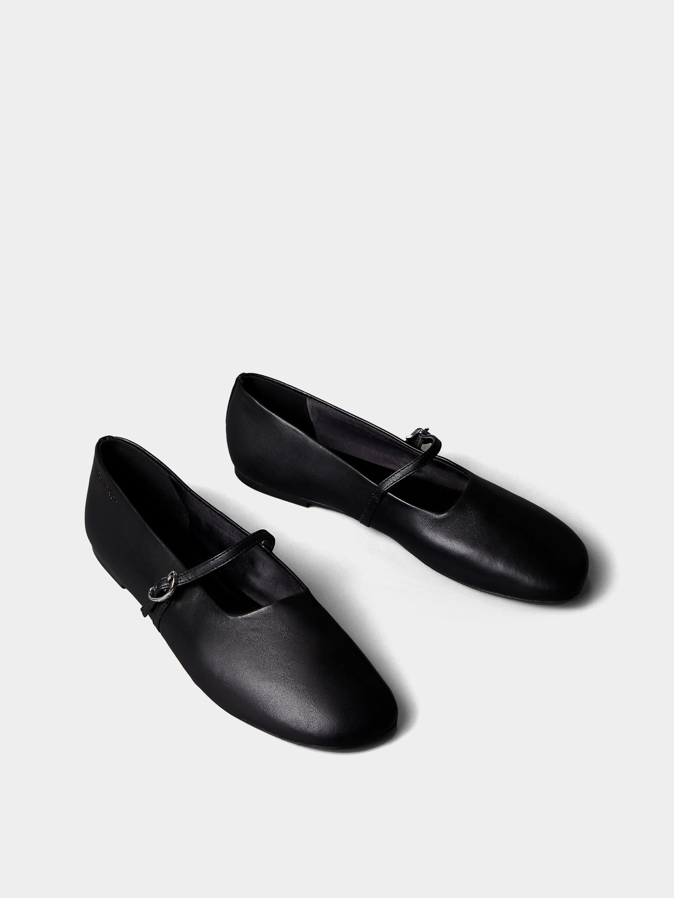 Туфлі та лофери Calvin Klein OBLIQUE BALLERINA MJ LTH HDW модель HW0HW02847-BEH Туфлі та лофери Calvin Klein OBLIQUE BALLERINA MJ LTH HDW модель HW0HW02847-BEH Фото