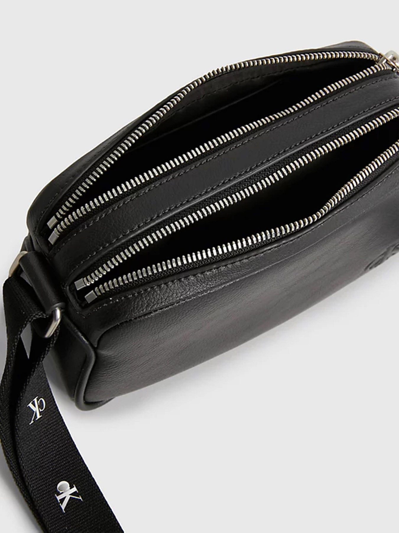 Сумки Calvin Klein Ultralight Dbl Zip Camera Bag21 модель K60K610326-BDS Сумки Calvin Klein Ultralight Dbl Zip Camera Bag21 модель K60K610326-BDS Фото