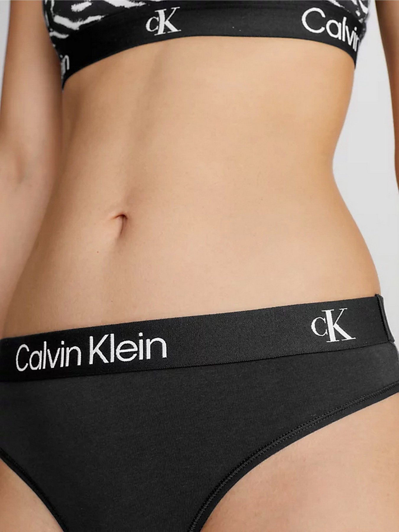 Нижня білизна Calvin Klein Underwear Modern Thong модель 000QD3990E-BIK Нижня білизна Calvin Klein Underwear Modern Thong модель 000QD3990E-BIK Фото