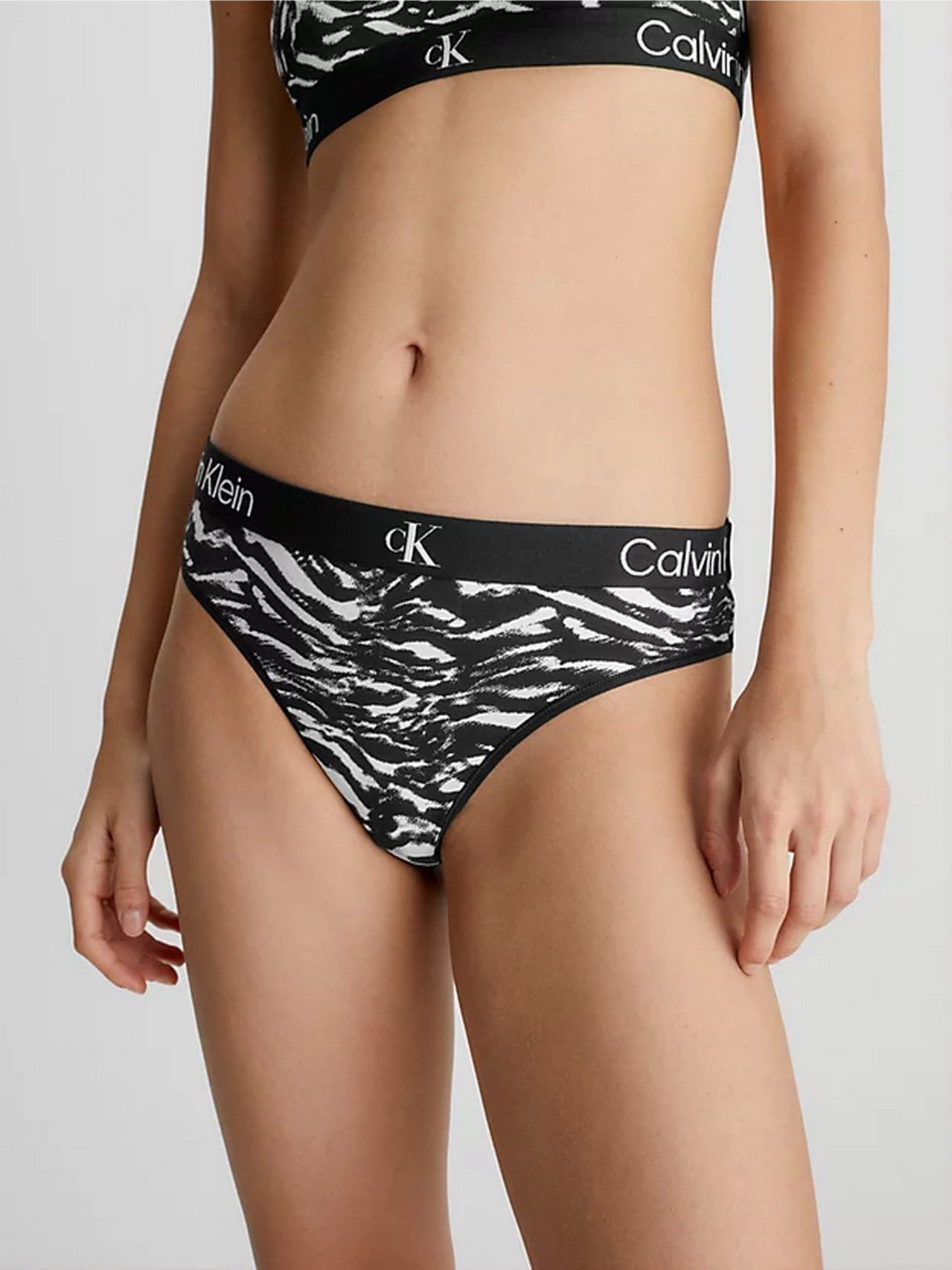 Нижня білизна Calvin Klein Underwear Modern Thong модель 000QD3990E-BIK Нижня білизна Calvin Klein Underwear Modern Thong модель 000QD3990E-BIK Фото