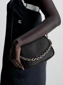 Сумки Calvin Klein Sculpted Camera Bag18 W/Chain модель K60K611189-BDS Фото