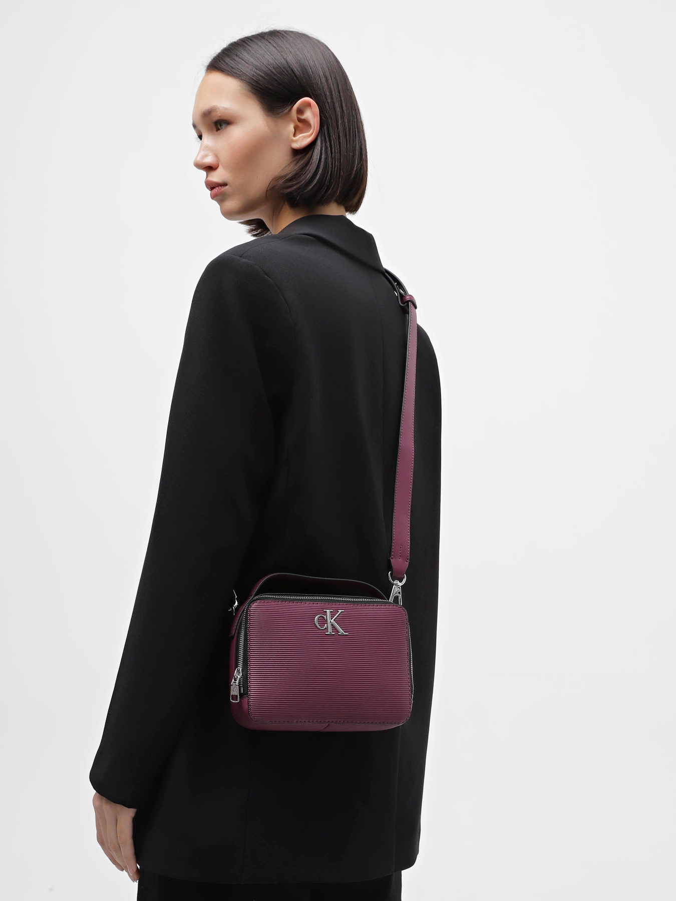 Сумки Calvin Klein Minimal Monogram Camera Bag18 модель K60K611222-VAC Сумки Calvin Klein Minimal Monogram Camera Bag18 модель K60K611222-VAC Фото