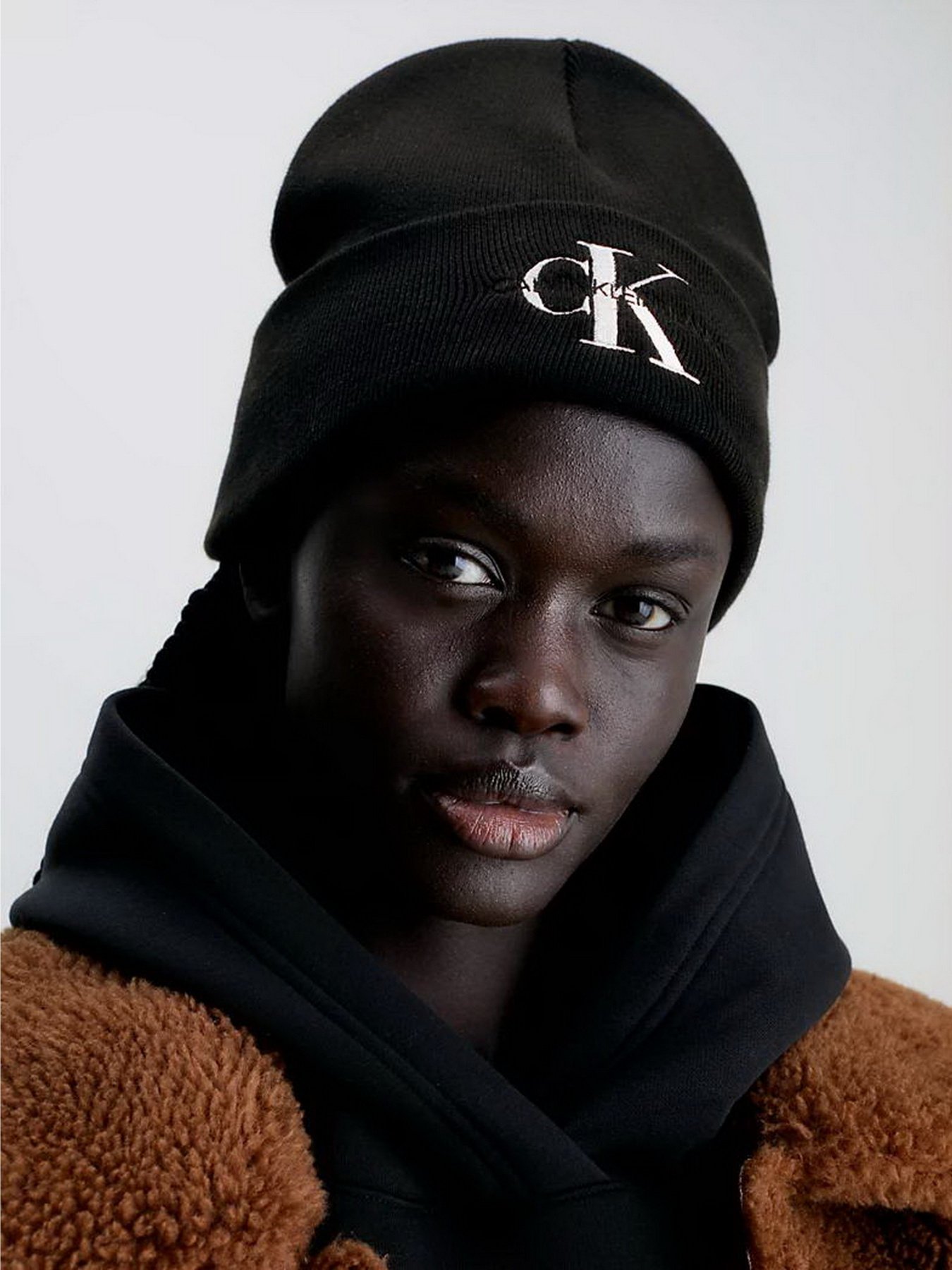 Шапки и кепки Calvin Klein Monologo Embro Beanie модель K60K611254-BDS Шапки и кепки Calvin Klein Monologo Embro Beanie модель K60K611254-BDS Фото