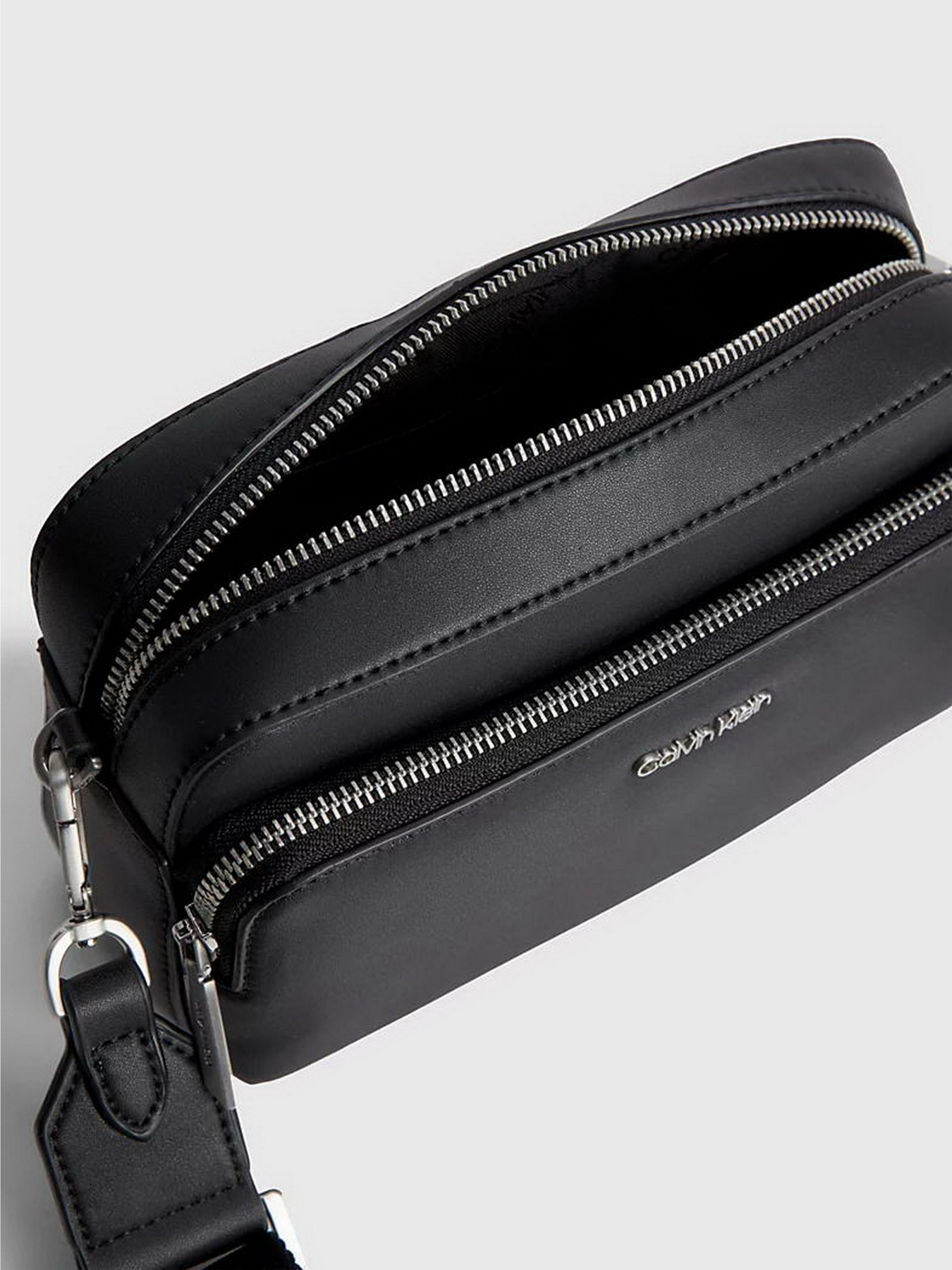 Сумки Calvin Klein Must Camera Bag W/Pckt Lg модель K60K608410-BAX Сумки Calvin Klein Must Camera Bag W/Pckt Lg модель K60K608410-BAX Фото