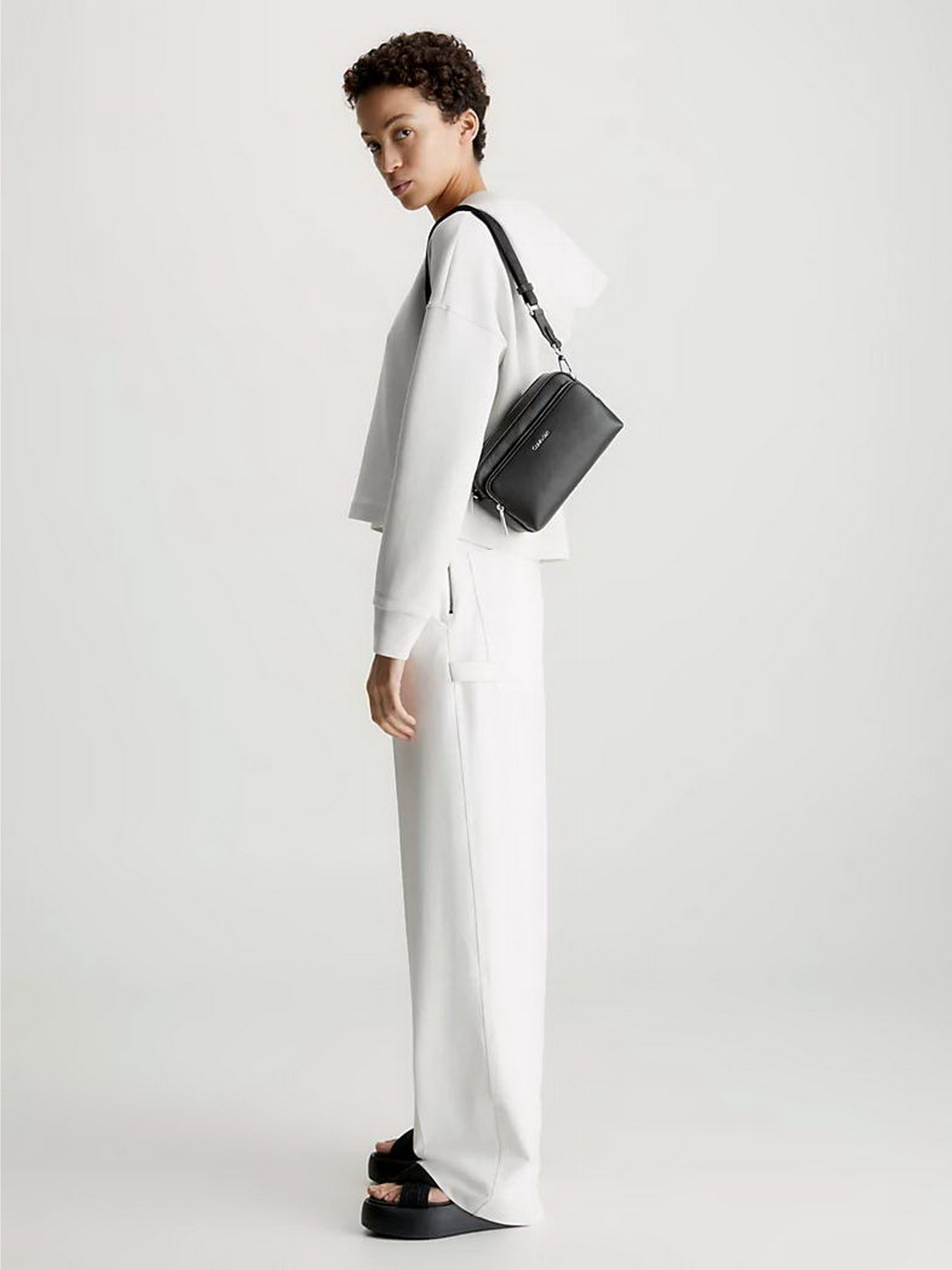 Сумки Calvin Klein Must Camera Bag W/Pckt Lg модель K60K608410-BAX Сумки Calvin Klein Must Camera Bag W/Pckt Lg модель K60K608410-BAX Фото