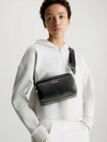 Сумки Calvin Klein Must Camera Bag W/Pckt Lg модель K60K608410-BAX Фото