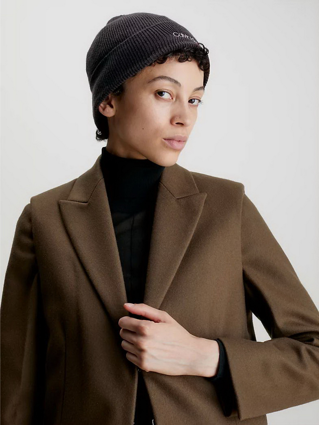 Шапки та кепки Calvin Klein Essential Knit Beanie модель K60K608519-BAX Шапки та кепки Calvin Klein Essential Knit Beanie модель K60K608519-BAX Фото