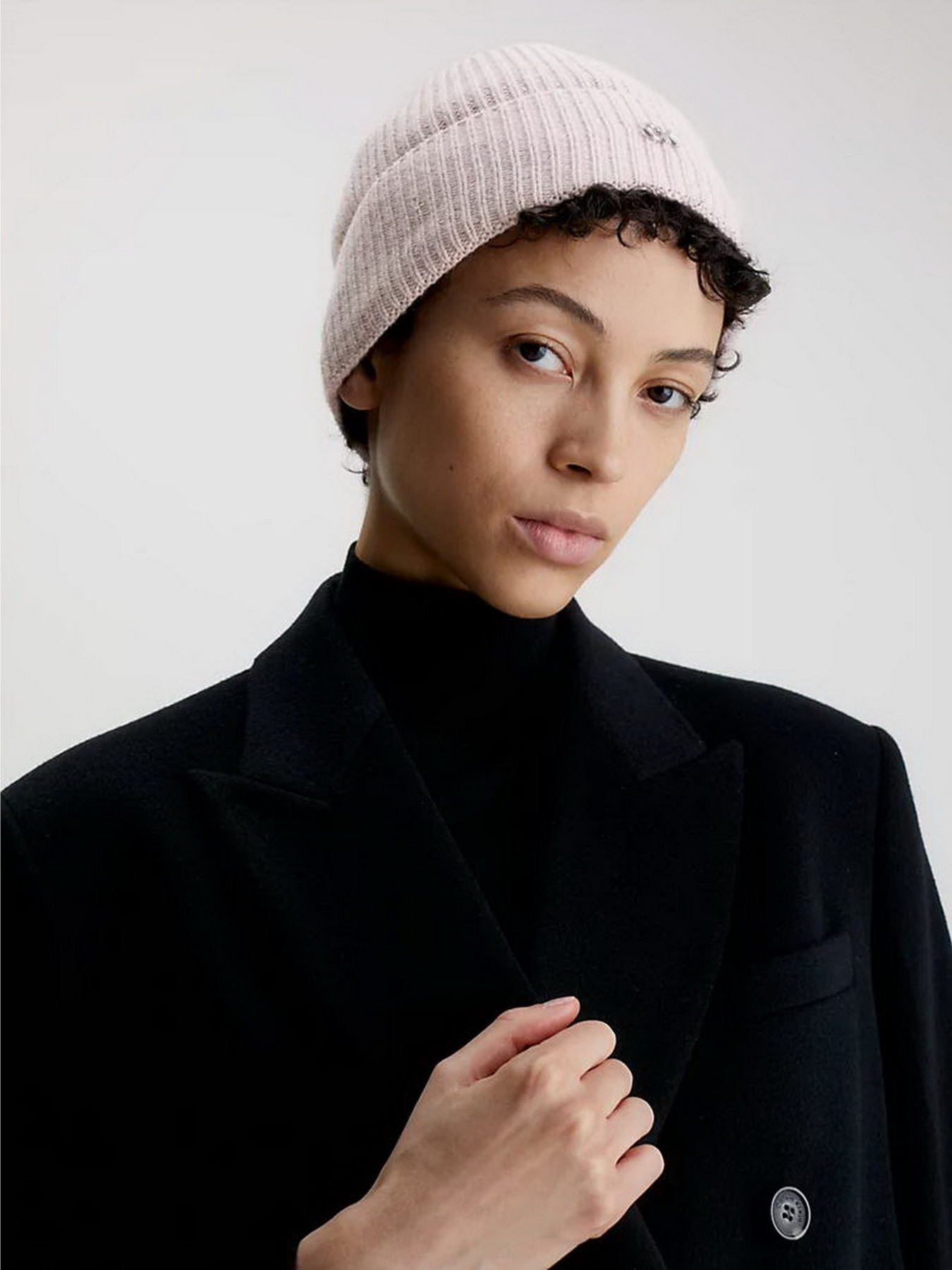 Шапки та кепки Calvin Klein Re-Lock Beanie модель K60K610214-VFM Шапки та кепки Calvin Klein Re-Lock Beanie модель K60K610214-VFM Фото