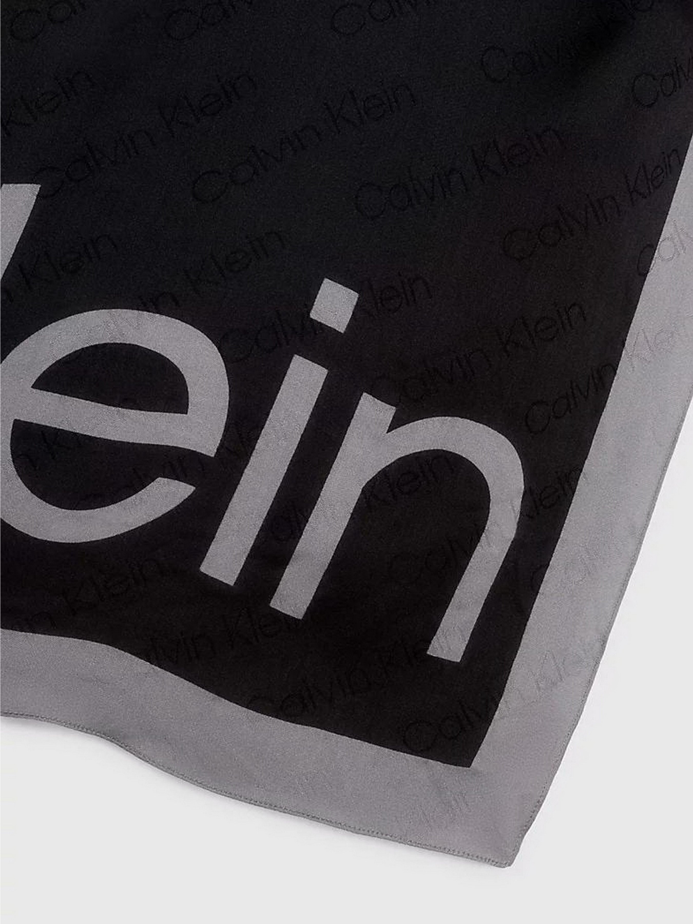 Шарфы и платки Calvin Klein Aop Logo Jaquard Scarf модель K60K611125-BAX Шарфы и платки Calvin Klein Aop Logo Jaquard Scarf модель K60K611125-BAX Фото