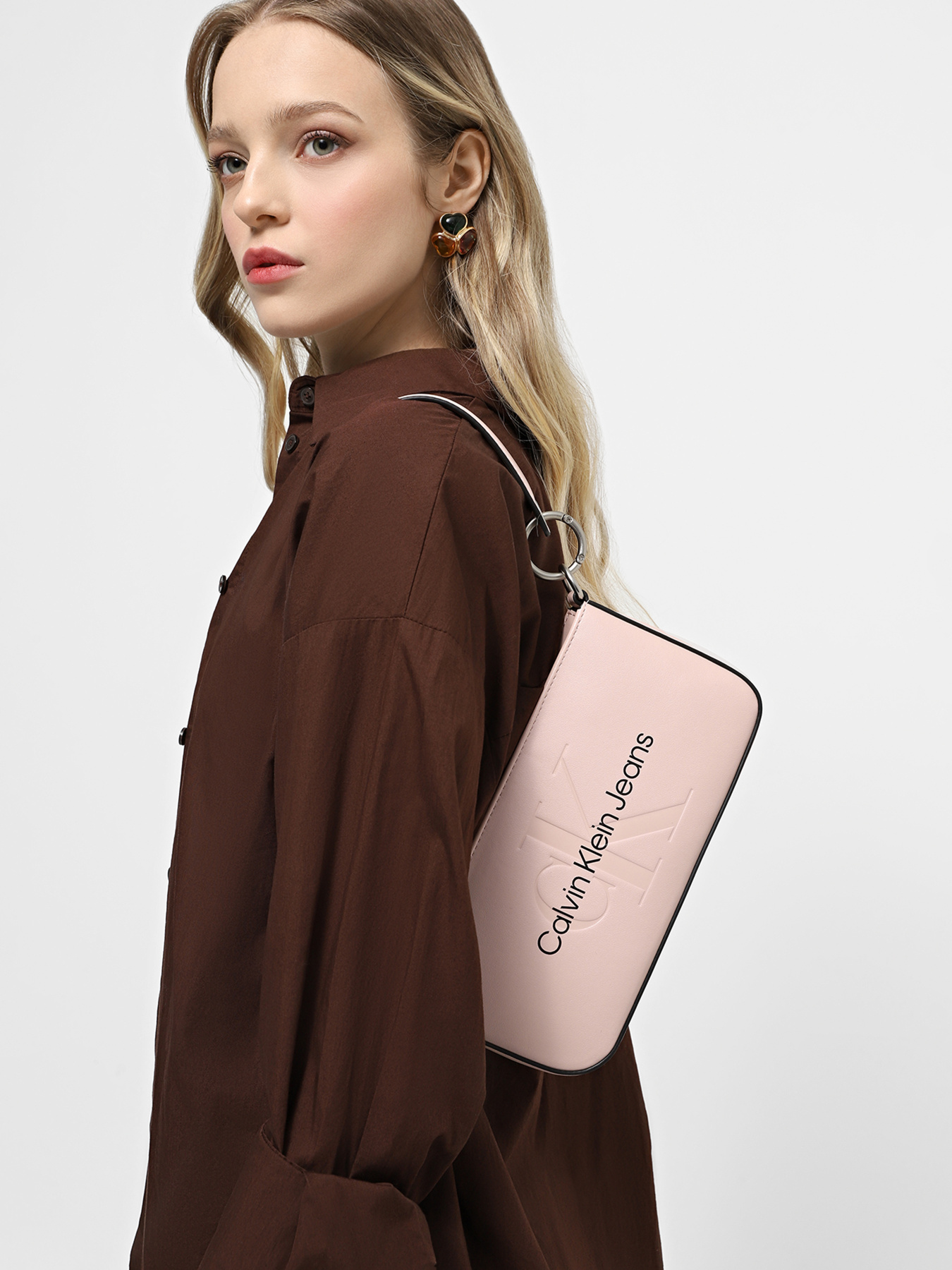 Сумки Calvin Klein Sculpted Shoulder Pouch25 Mono модель K60K610679-TFT Фото