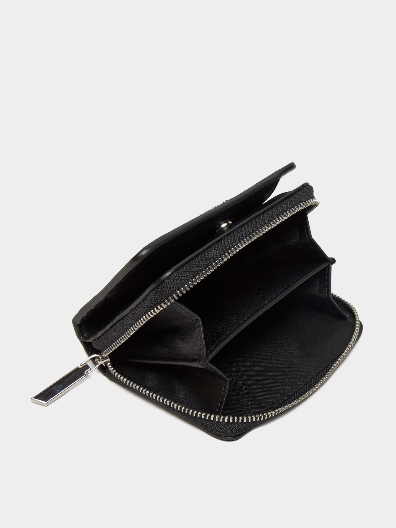Гаманці Calvin Klein Must Md Zip Around модель K60K612355-BEH Гаманці Calvin Klein Must Md Zip Around модель K60K612355-BEH Фото