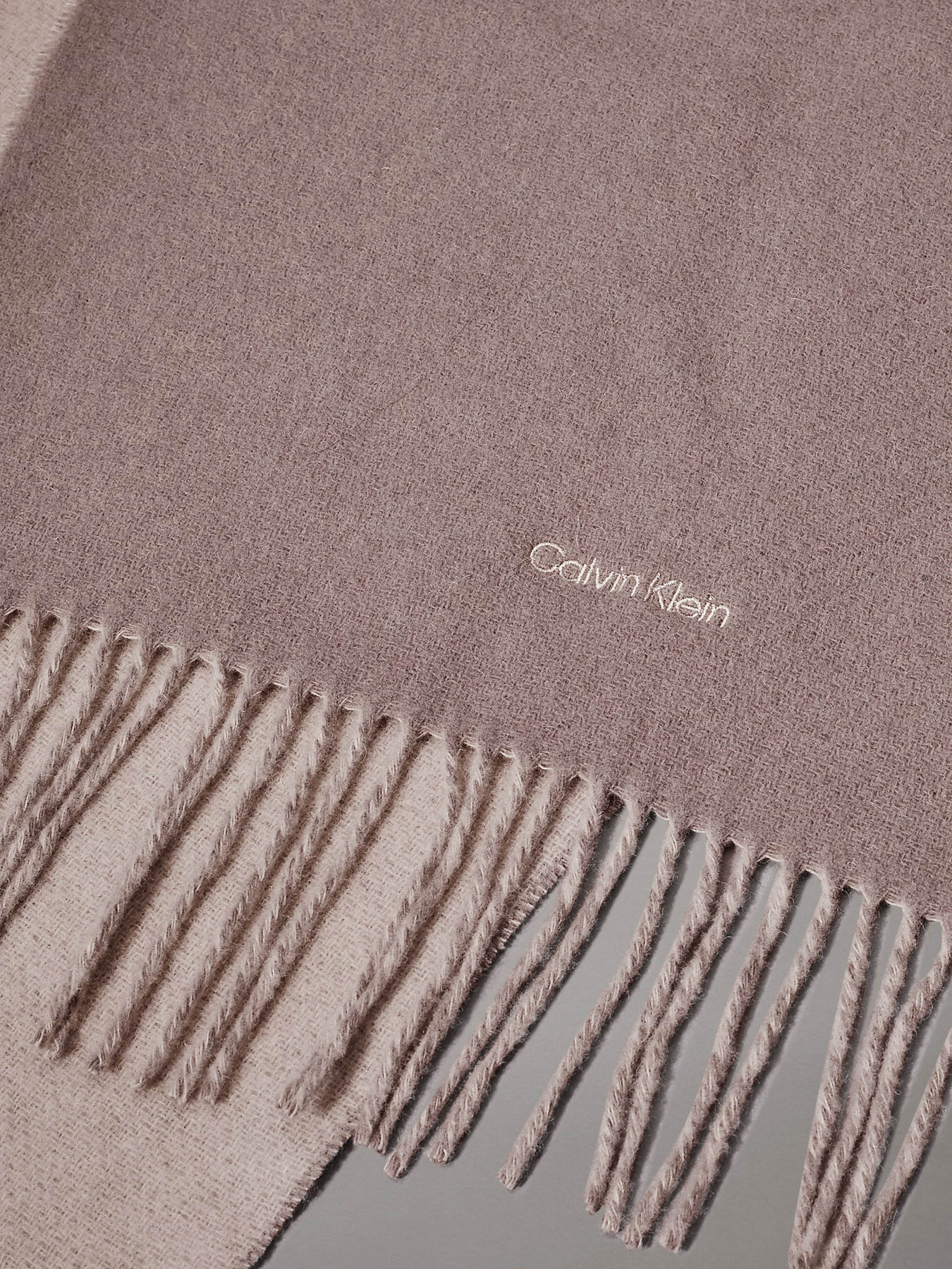 Шарфи та хустки Calvin Klein Fringes Two Tones модель K60K612705-PA0 Фото