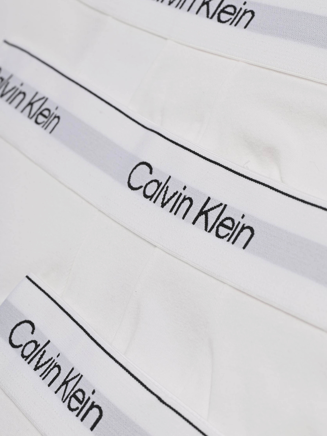 Нижнее белье Calvin Klein Underwear 3-Pack Boxer модель 000NB3963A-100 Нижнее белье Calvin Klein Underwear 3-Pack Boxer модель 000NB3963A-100 Фото