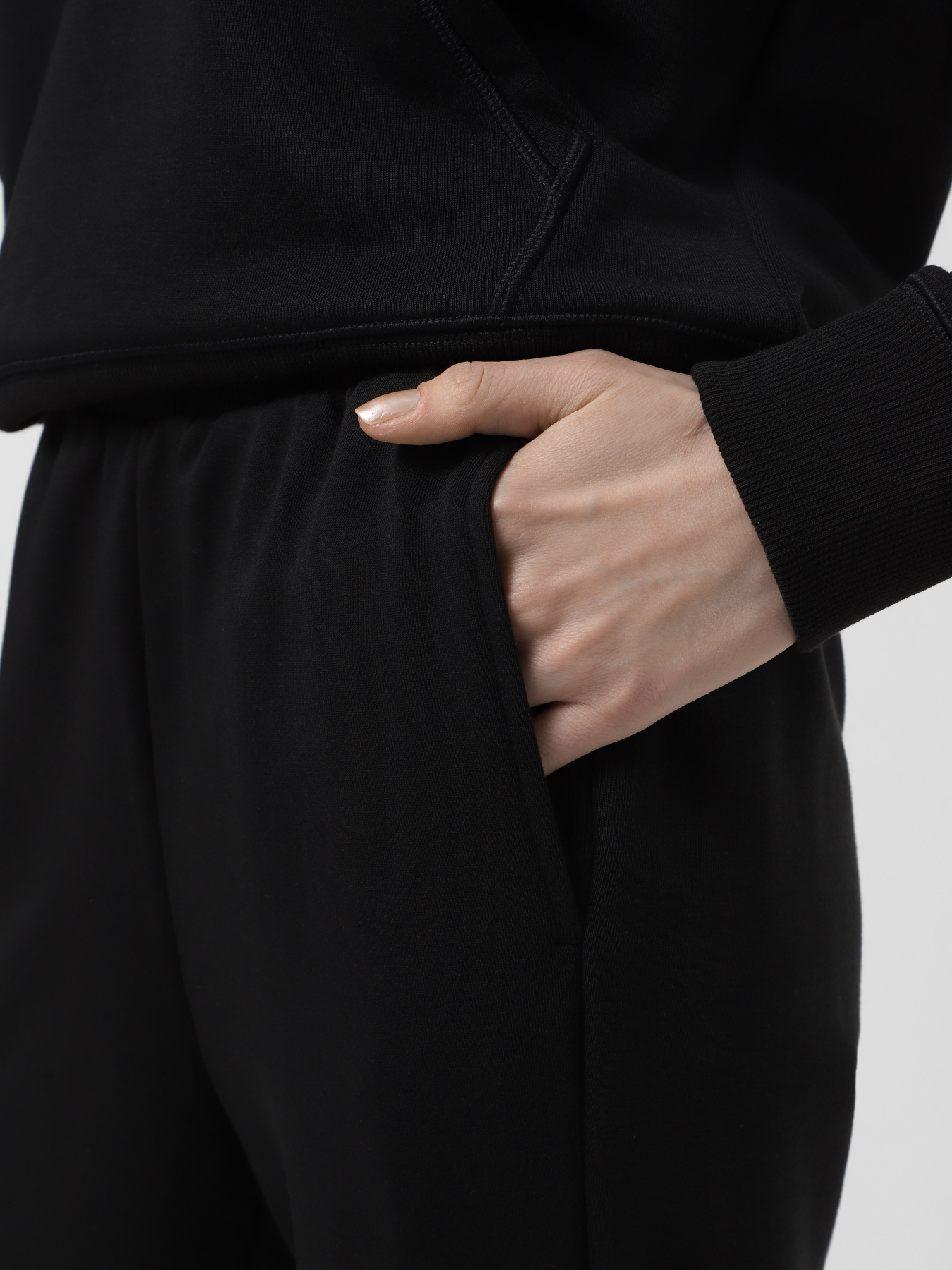 Брюки Calvin Klein Essentials модель 00GWF4P601-BAE Брюки Calvin Klein Essentials модель 00GWF4P601-BAE Фото