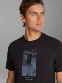 Футболки і поло Calvin Klein Vertical Lines Graphic модель K10K113588-BEH Фото