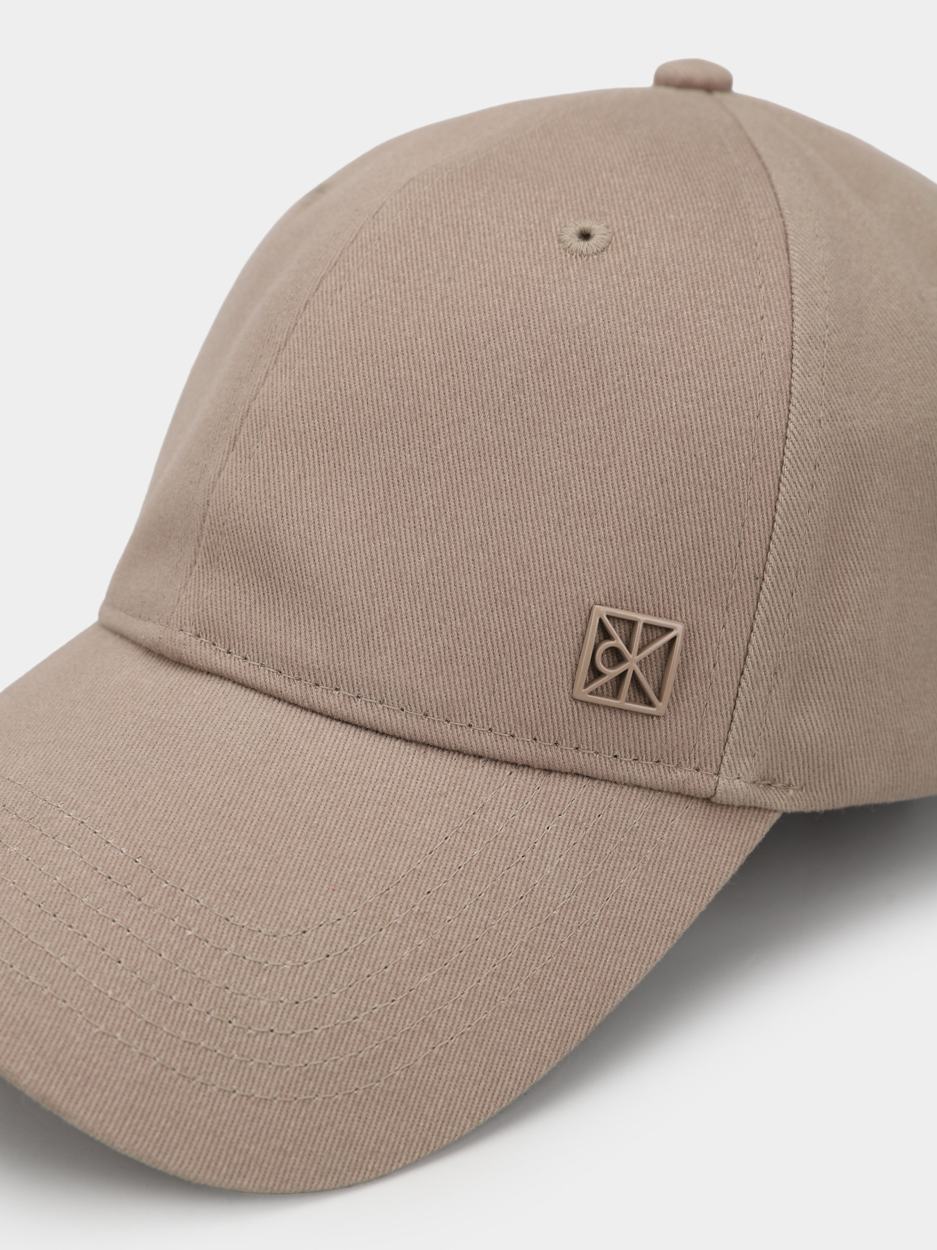 Шапки та кепки Calvin Klein EMBLEM HARDWARE BASEBALL CAP модель LV04F5059G-VFU Шапки та кепки Calvin Klein EMBLEM HARDWARE BASEBALL CAP модель LV04F5059G-VFU Фото