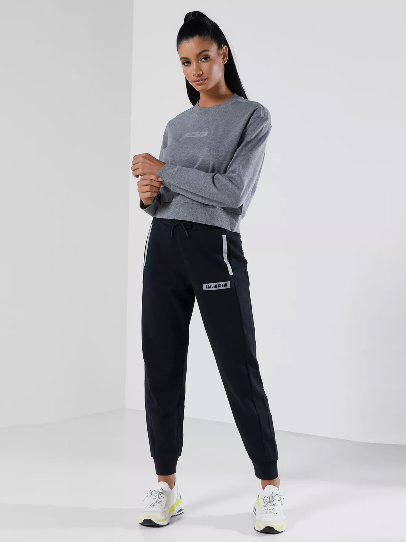 Худі та світшоти Calvin Klein модель 00GWS1W302-077 Худі та світшоти Calvin Klein модель 00GWS1W302-077 Фото