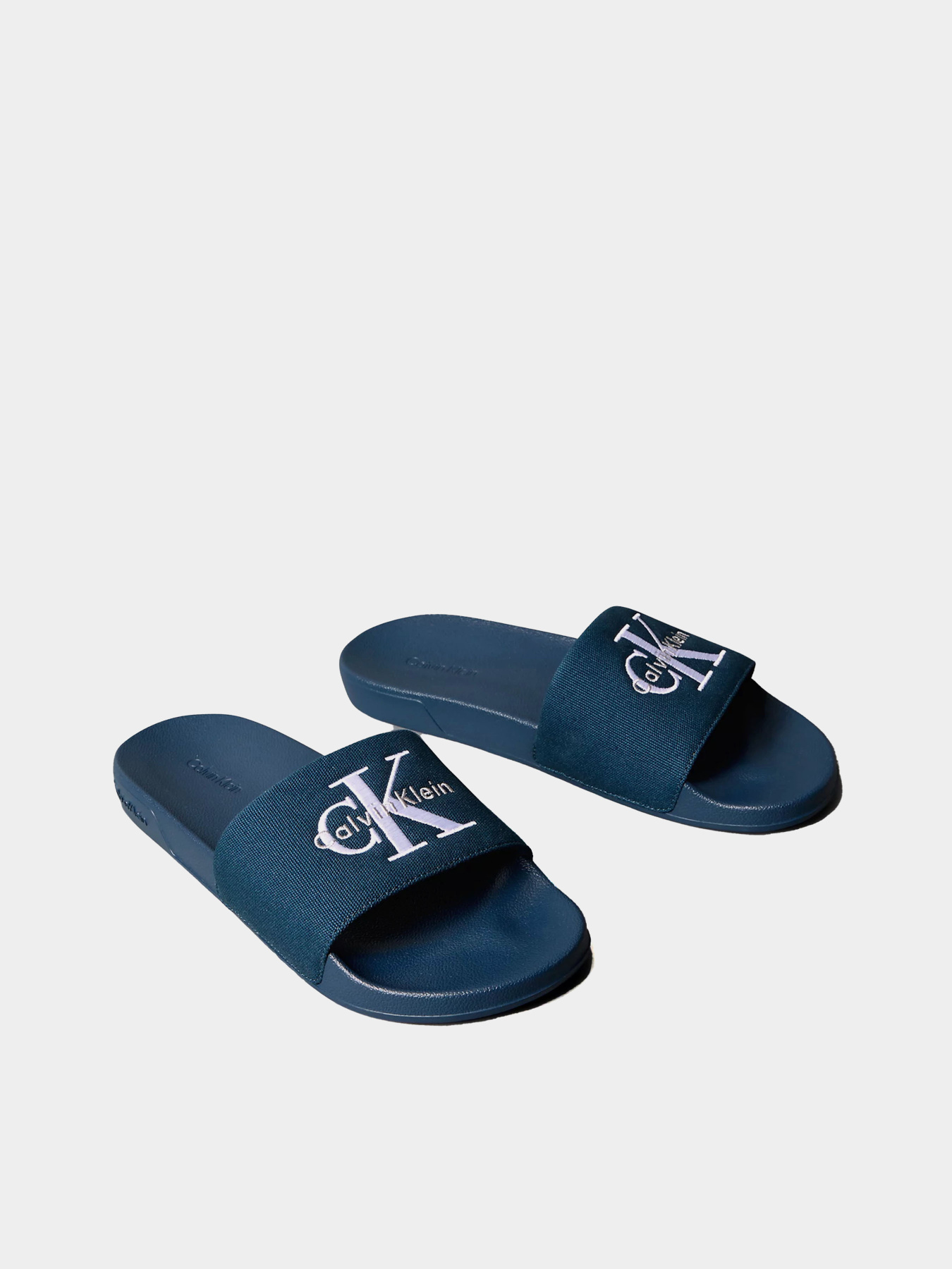 Шлёпанцы Calvin Klein ESS SLIDE CV модель YM0YM01393-BAI Шлёпанцы Calvin Klein ESS SLIDE CV модель YM0YM01393-BAI Фото