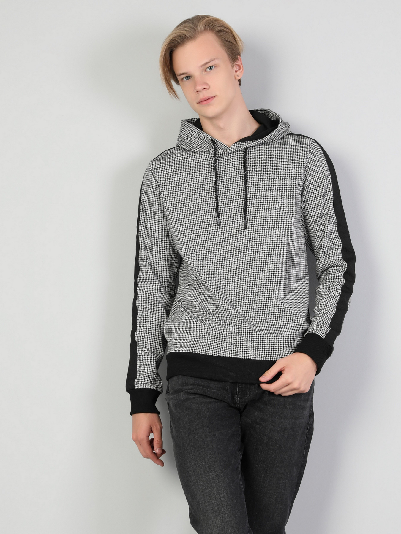 Худи и свитшоты Colin’s модель CL1045733BLK Худи и свитшоты Colin’s модель CL1045733BLK Фото