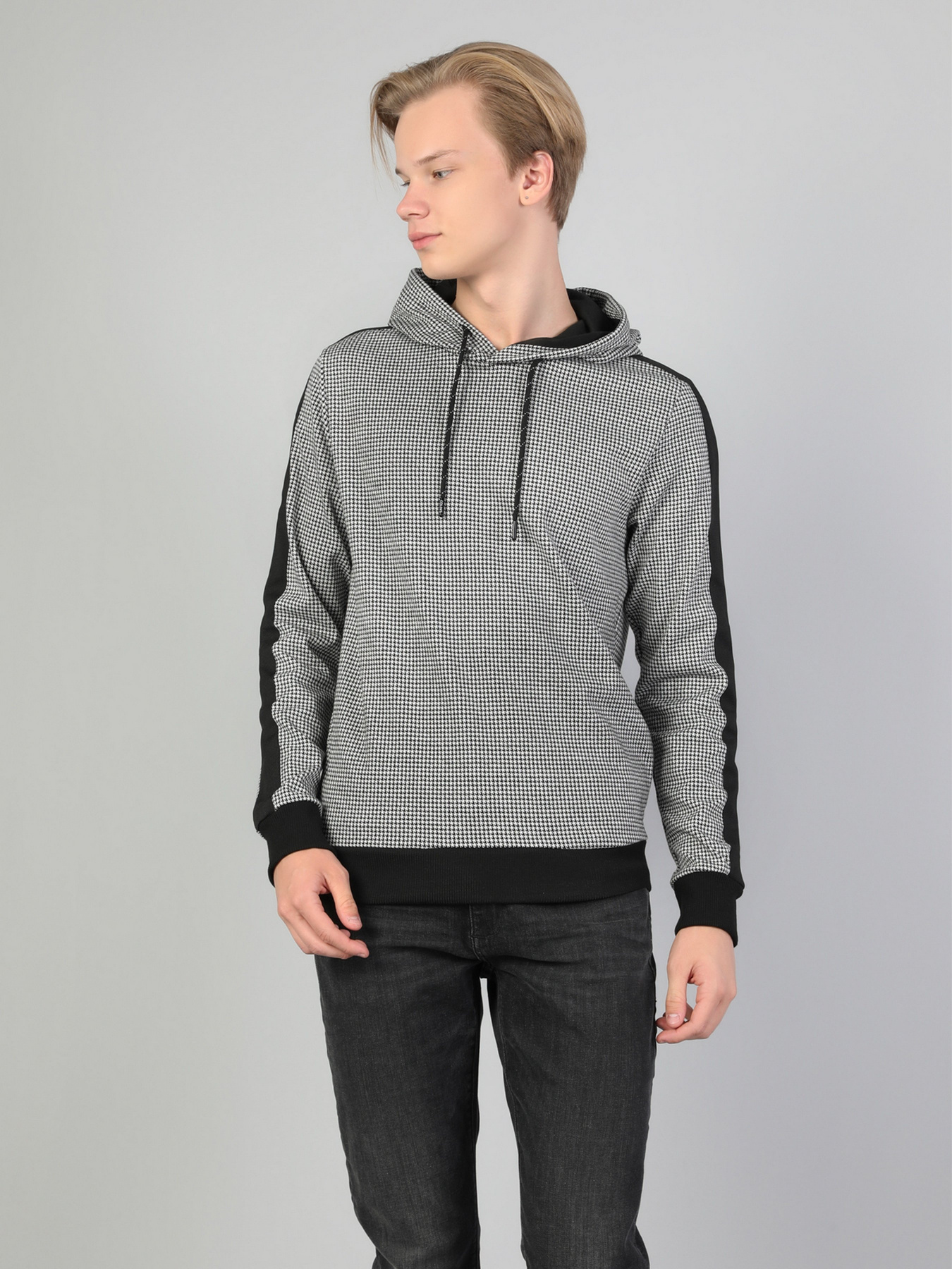 Худи и свитшоты Colin’s модель CL1045733BLK Худи и свитшоты Colin’s модель CL1045733BLK Фото