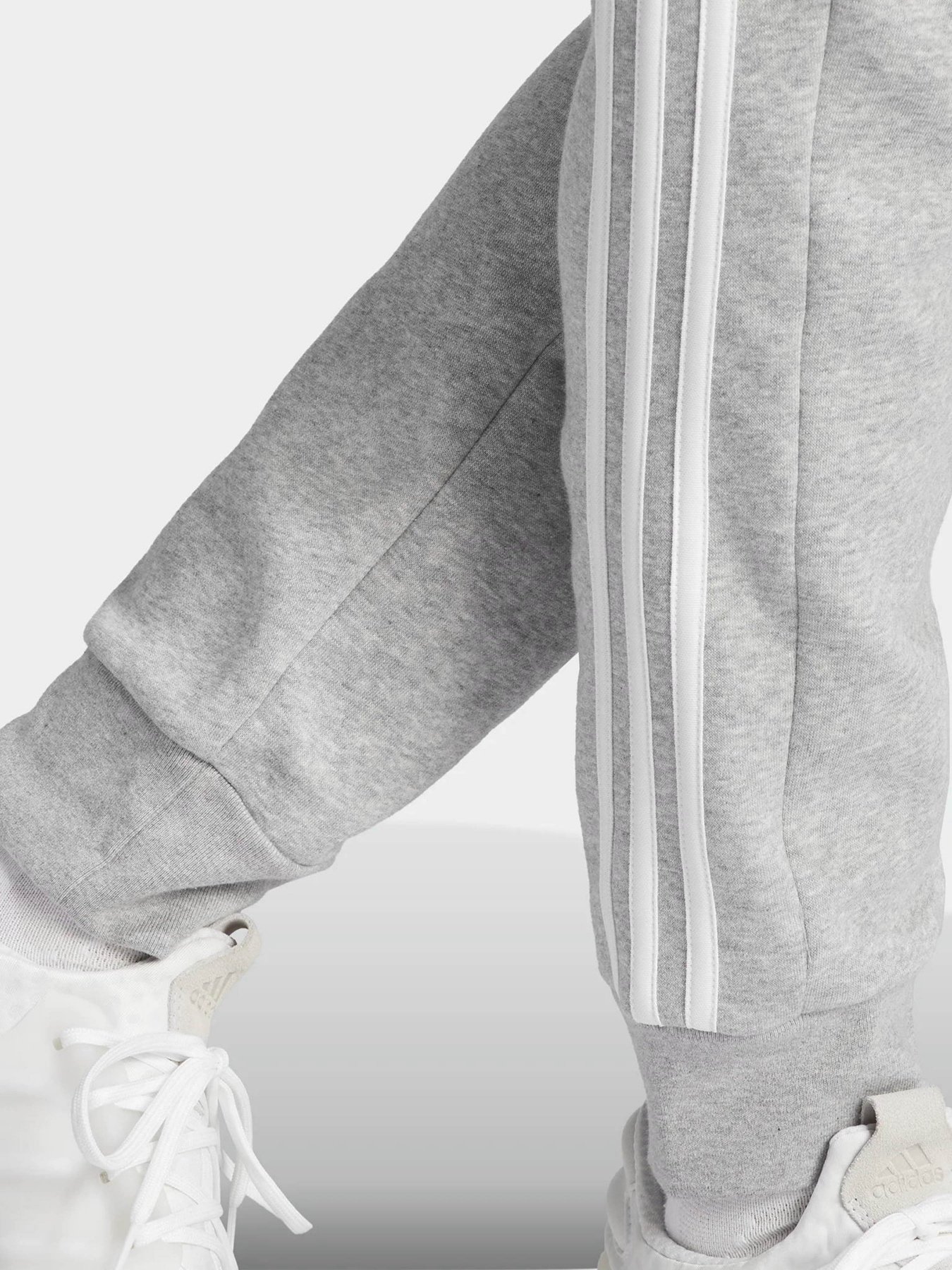 Брюки Adidas ESSENTIALS FLEECE 3-STRIPES TA модель IJ6494 Брюки Adidas ESSENTIALS FLEECE 3-STRIPES TA модель IJ6494 Фото