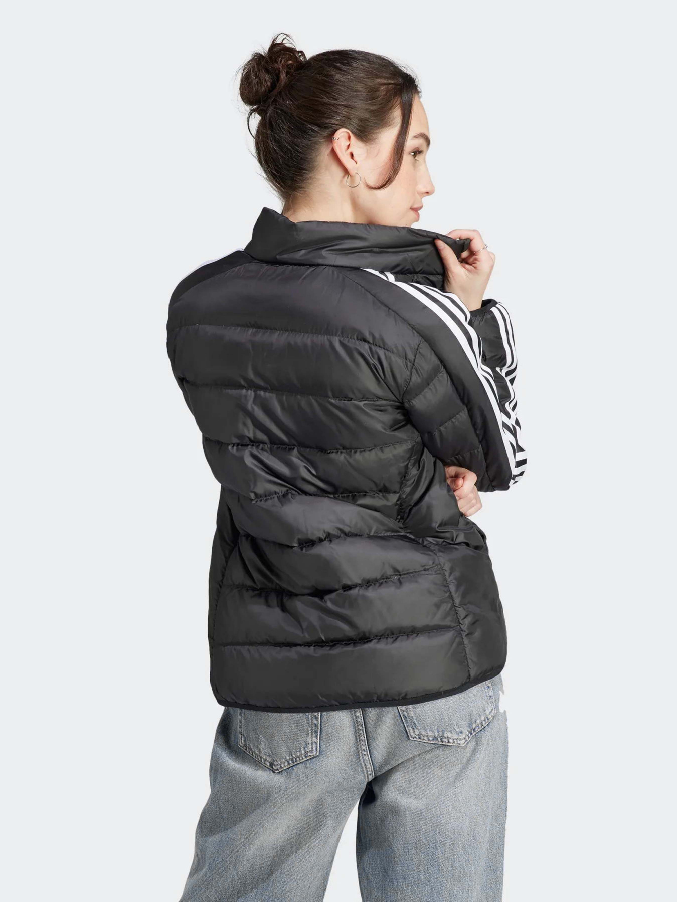 Куртки та дублянки Adidas Essentials 3-Stripes Light Down модель HZ5726 Фото