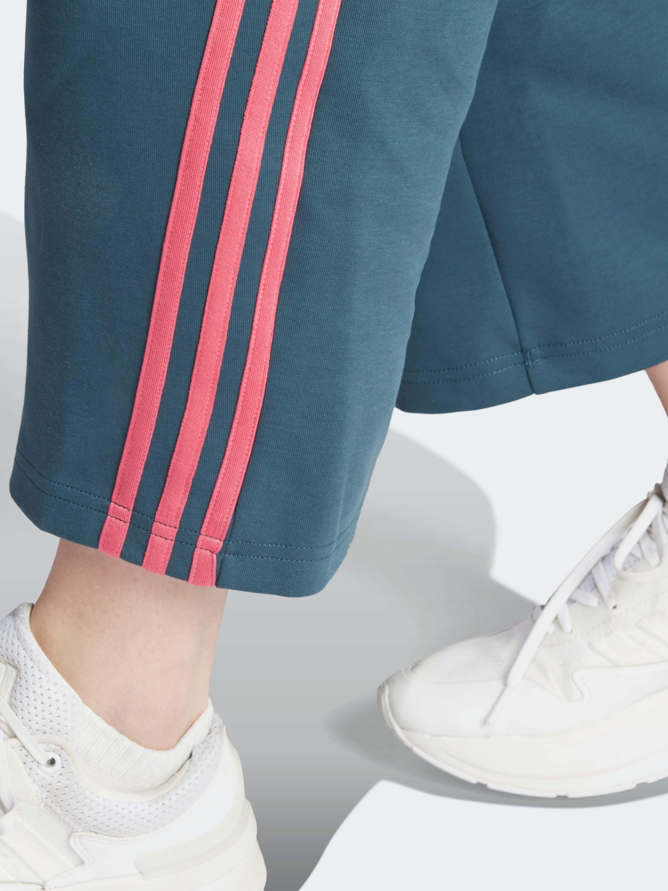 Брюки Adidas Future Icons 3-Stripes модель IM2451 Брюки Adidas Future Icons 3-Stripes модель IM2451 Фото