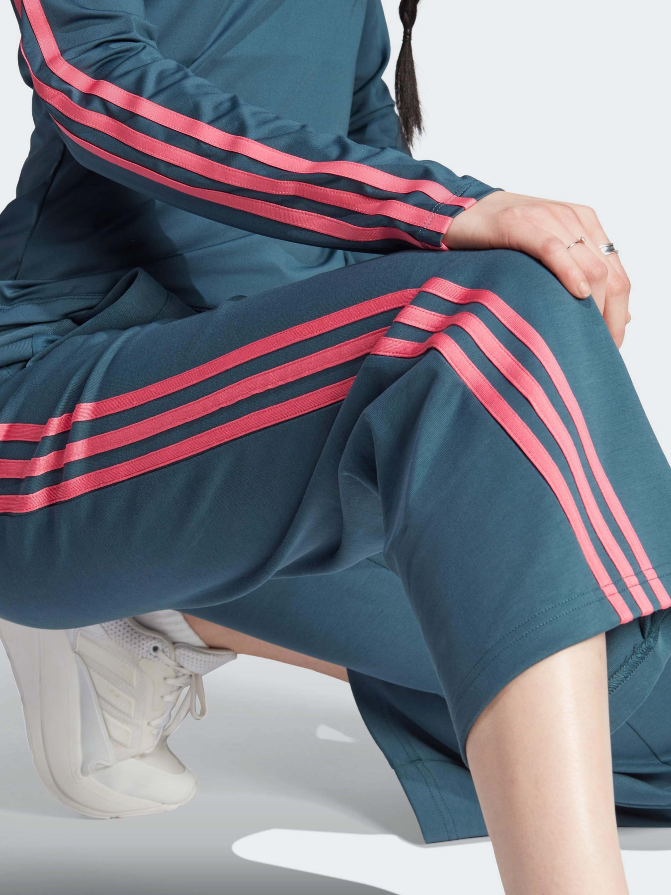 Брюки Adidas Future Icons 3-Stripes модель IM2451 Брюки Adidas Future Icons 3-Stripes модель IM2451 Фото